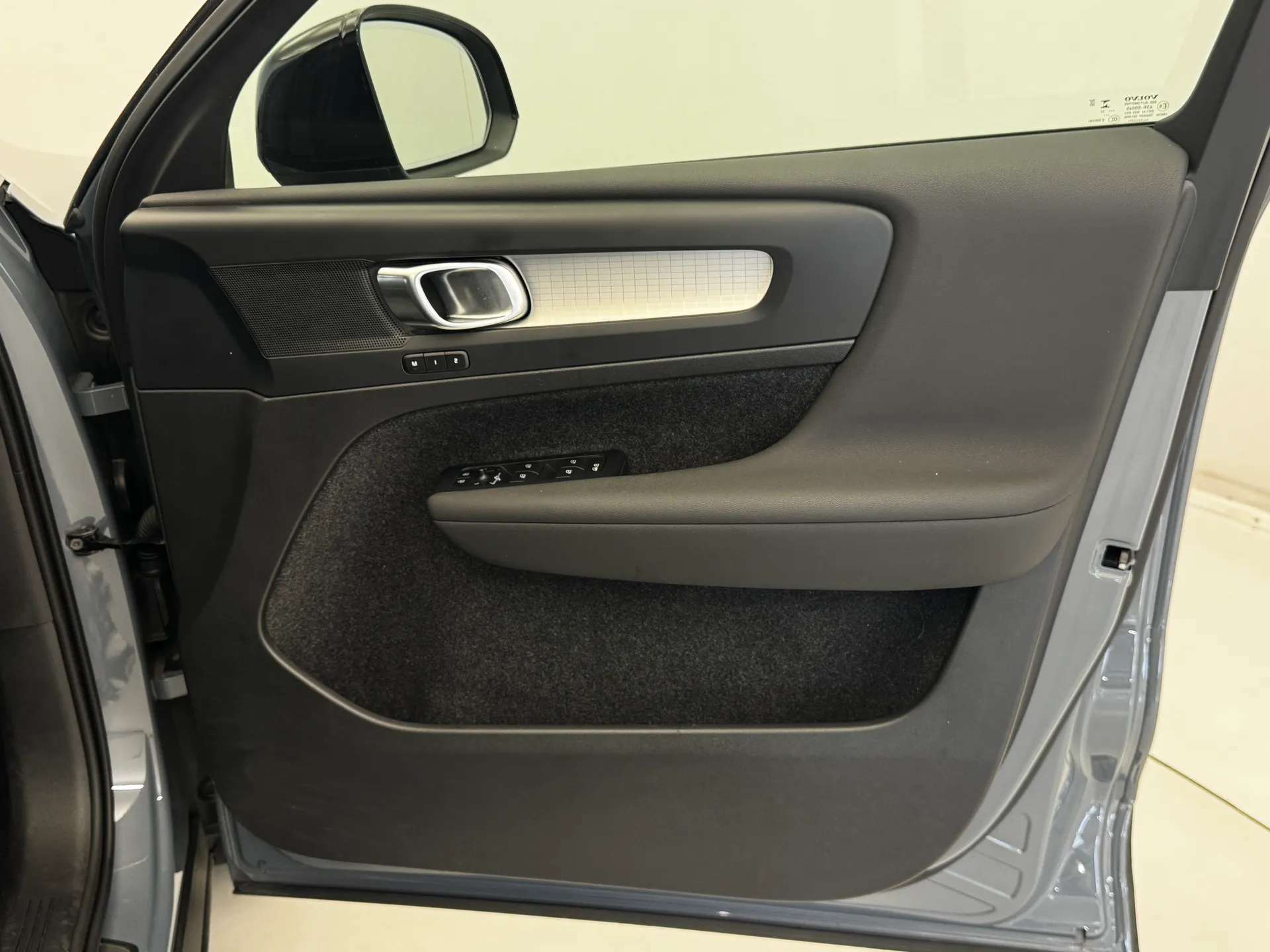 2023 VOLVO XC40 2023 VOLVO XC40