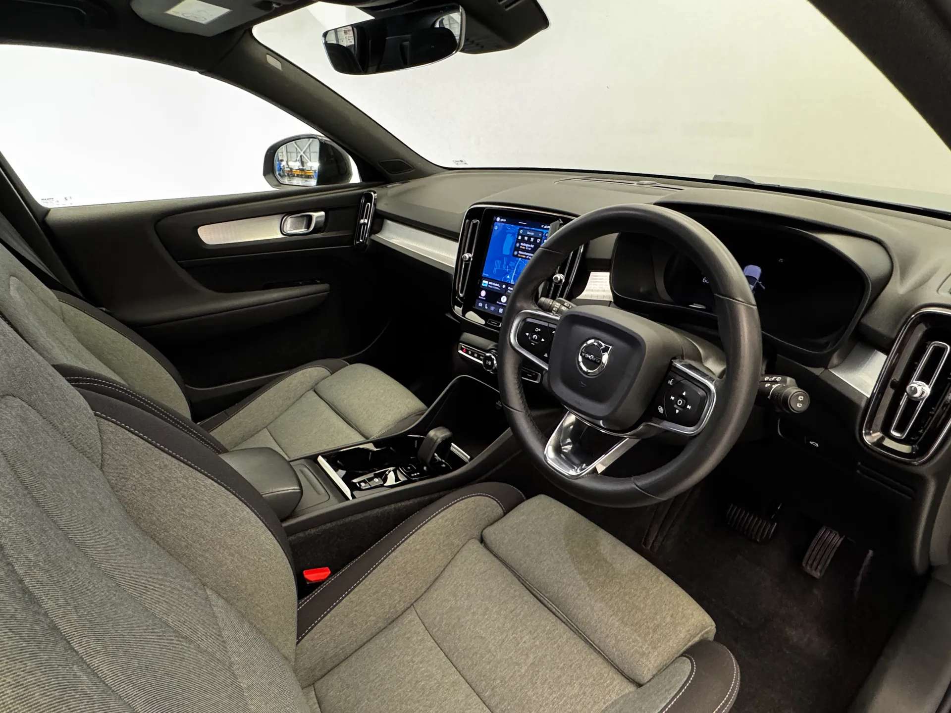 2023 VOLVO XC40 2023 VOLVO XC40