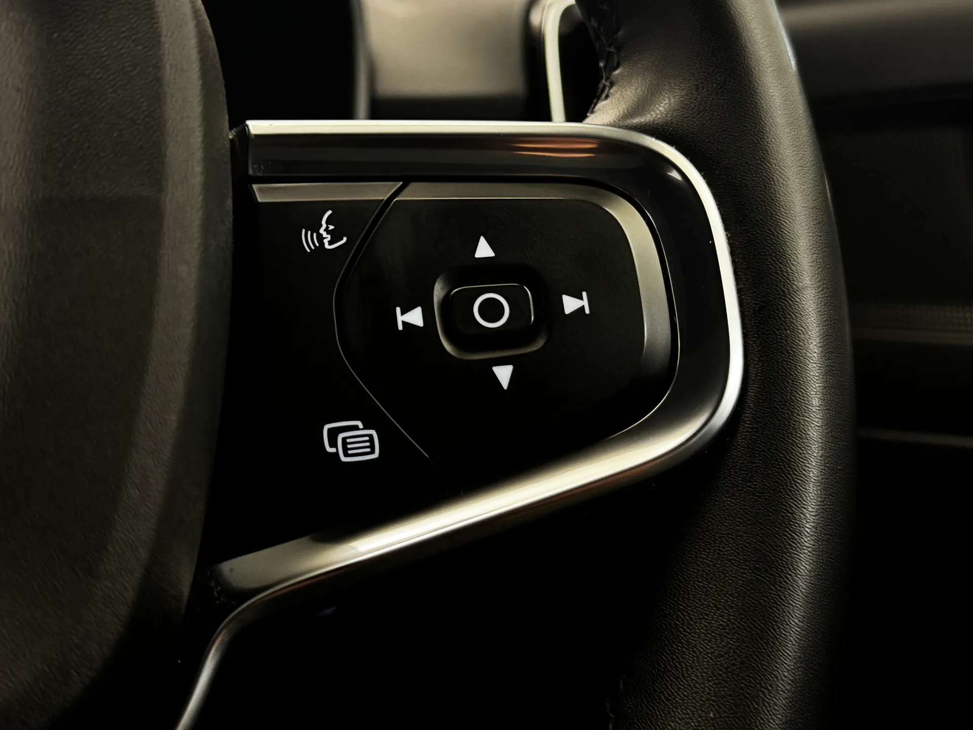 2023 VOLVO XC40 2023 VOLVO XC40