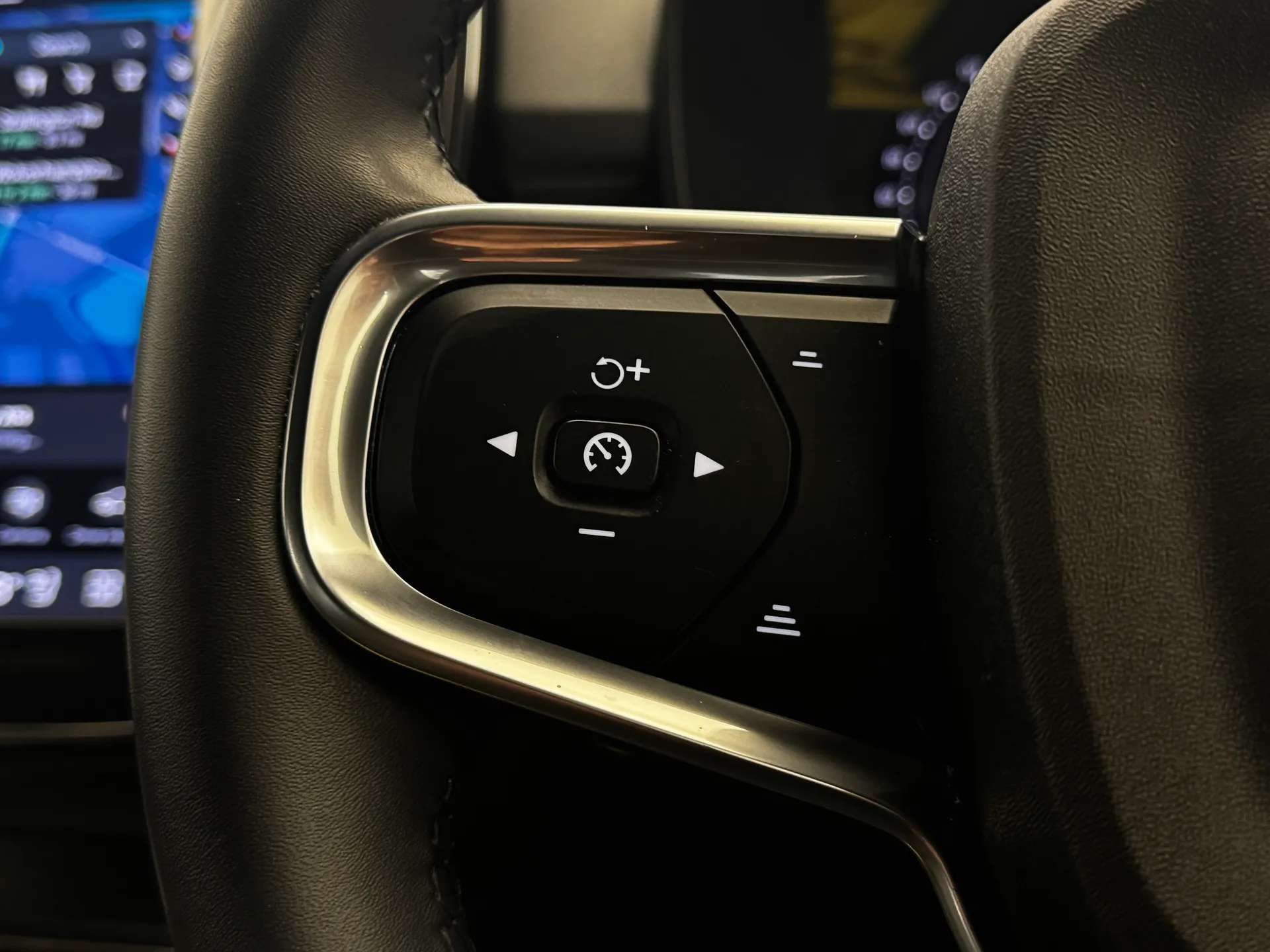 2023 VOLVO XC40 2023 VOLVO XC40
