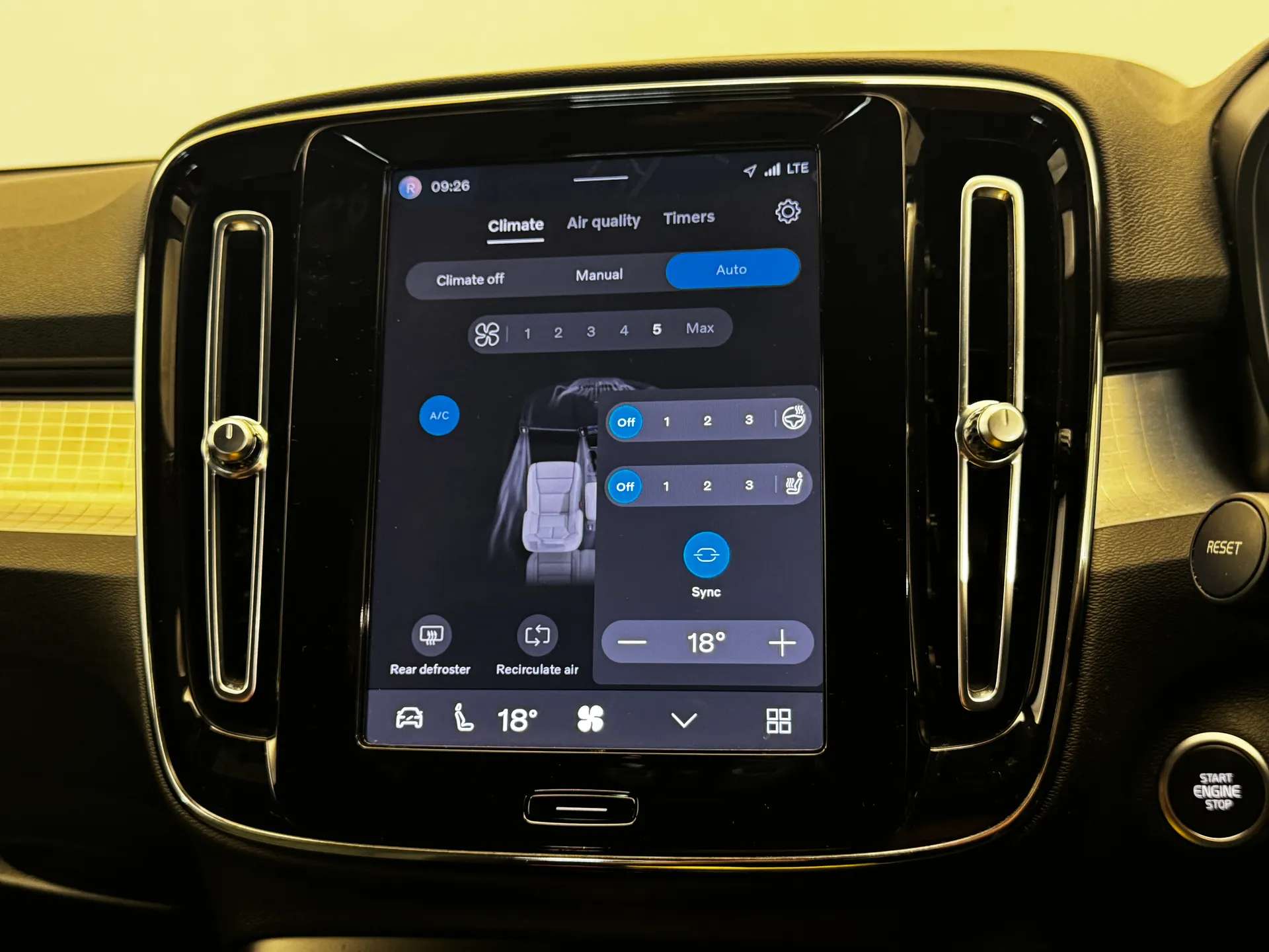 2023 VOLVO XC40 2023 VOLVO XC40