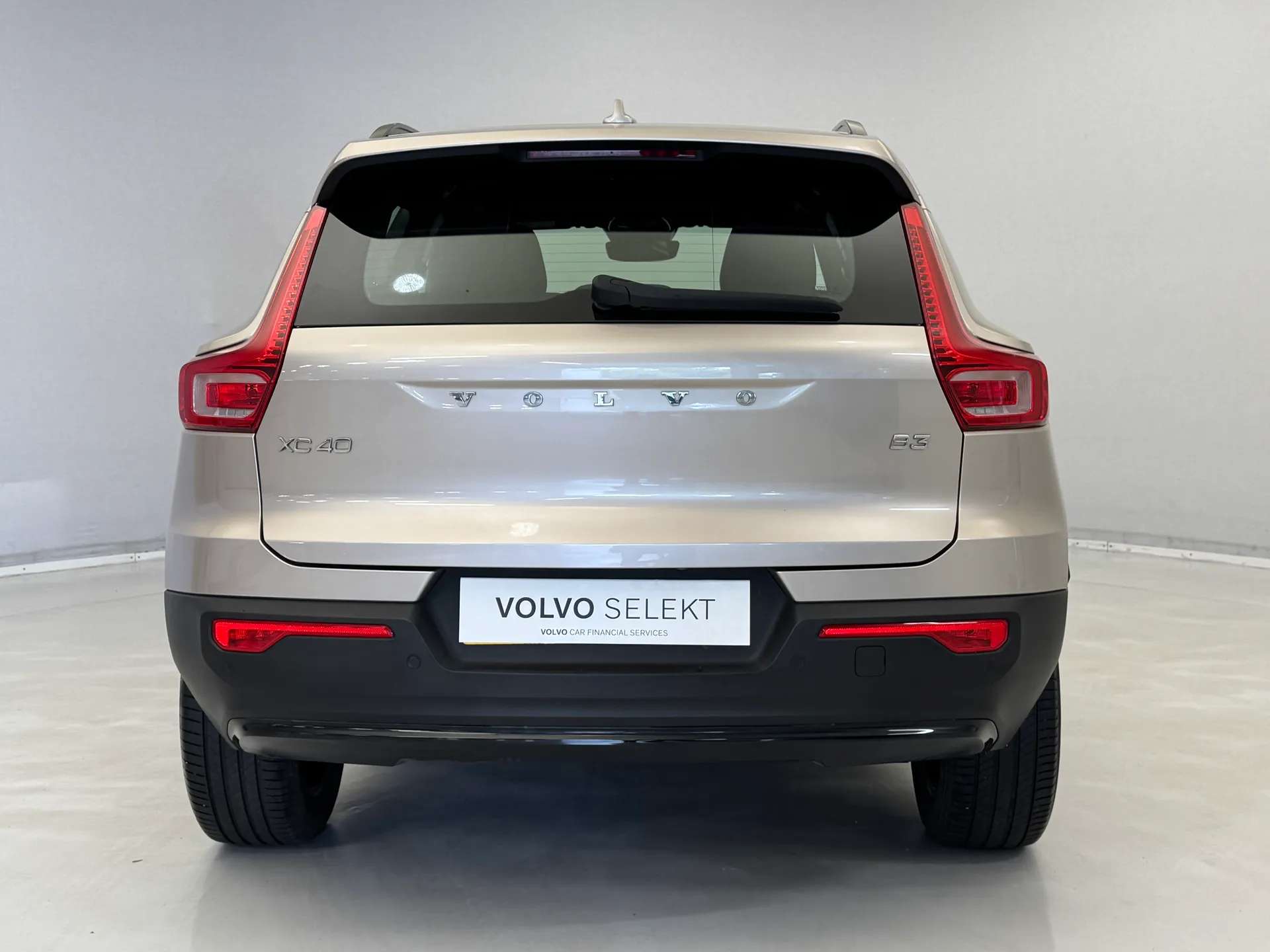 A 2022 VOLVO XC40 2.0 B3P Plus Dark 5dr Auto A 2022 VOLVO XC40 2.0 B3P Plus Dark 5dr Auto
