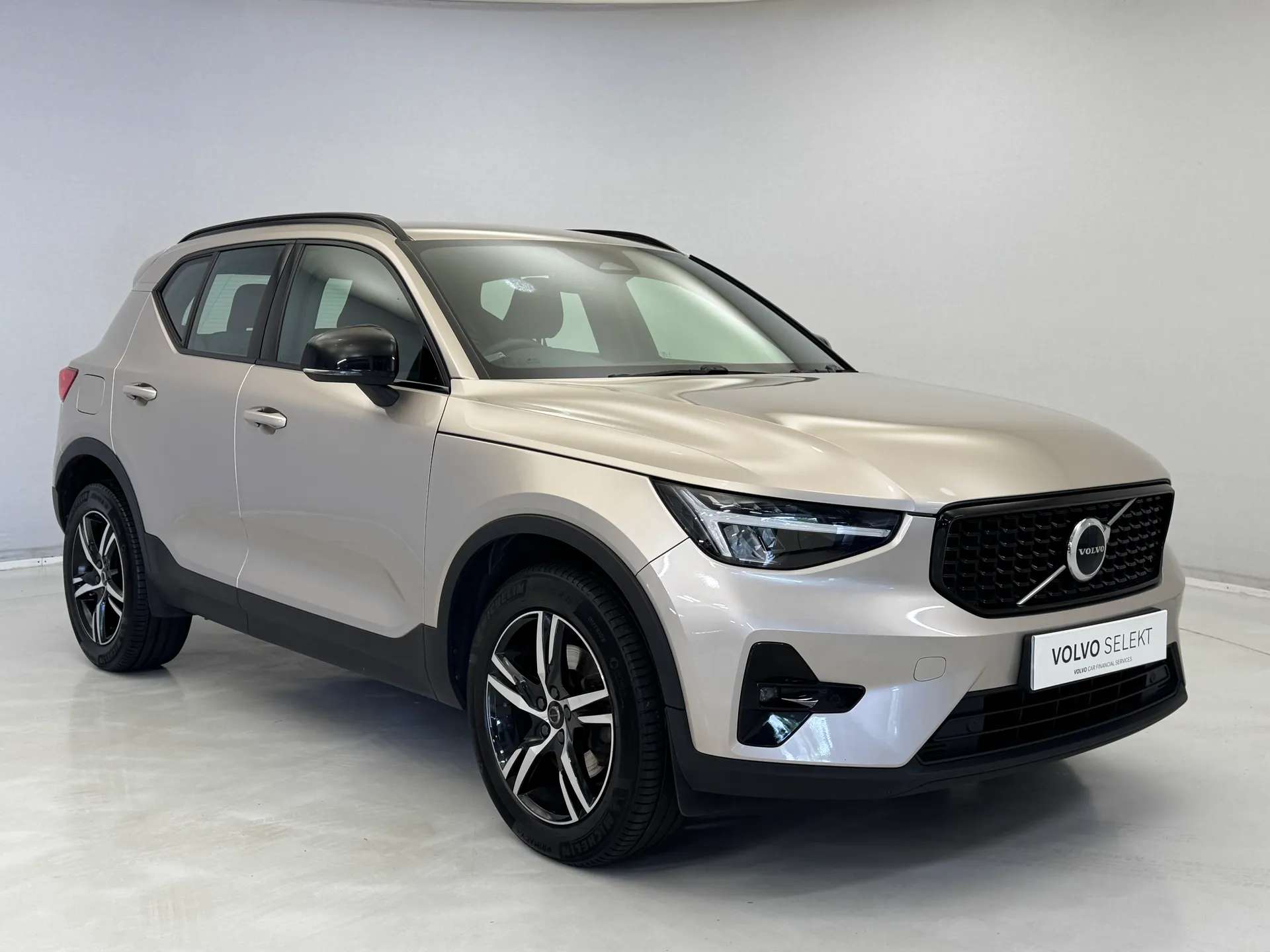 A 2022 VOLVO XC40 2.0 B3P Plus Dark 5dr Auto A 2022 VOLVO XC40 2.0 B3P Plus Dark 5dr Auto