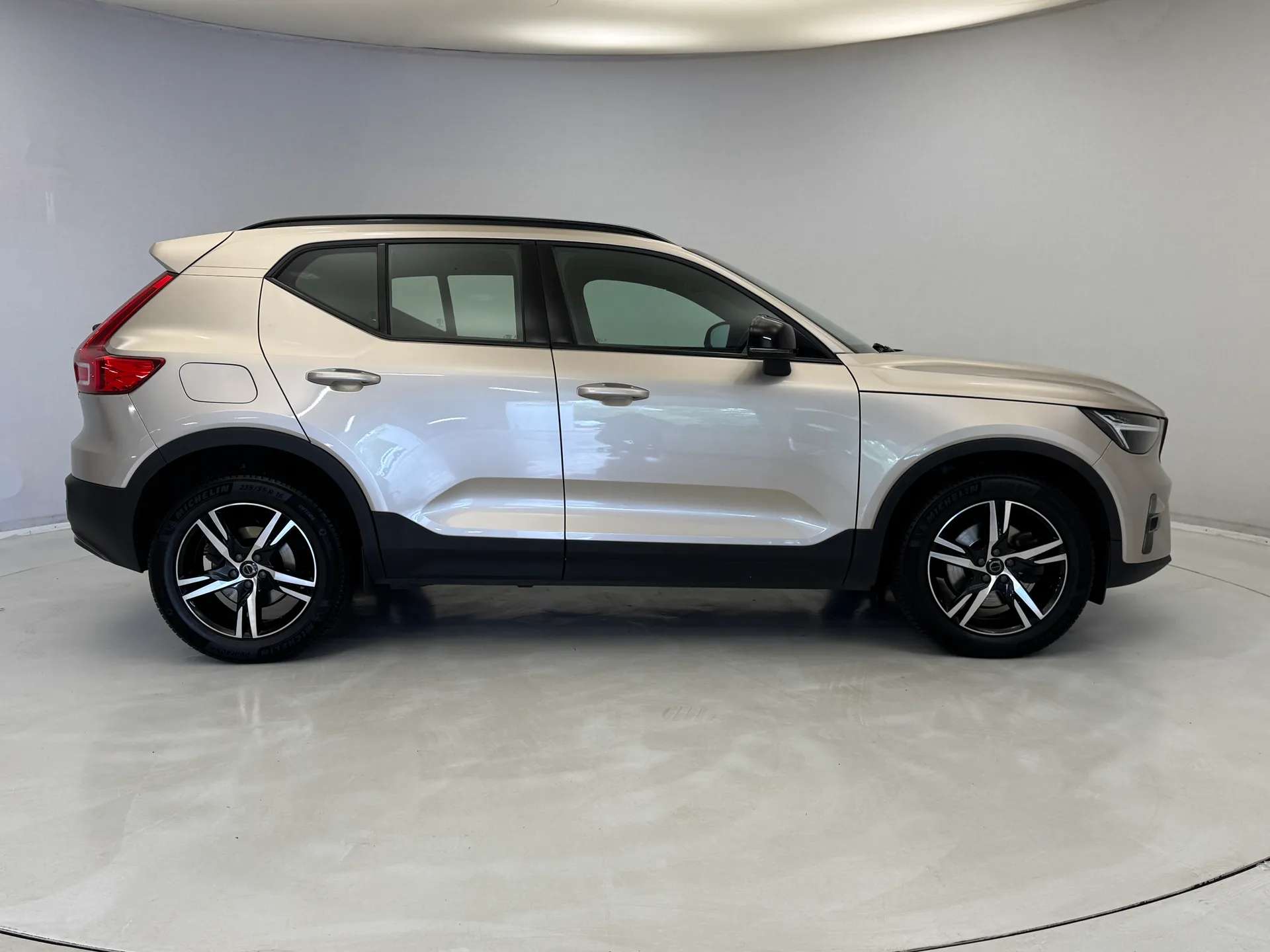 A 2022 VOLVO XC40 2.0 B3P Plus Dark 5dr Auto A 2022 VOLVO XC40 2.0 B3P Plus Dark 5dr Auto