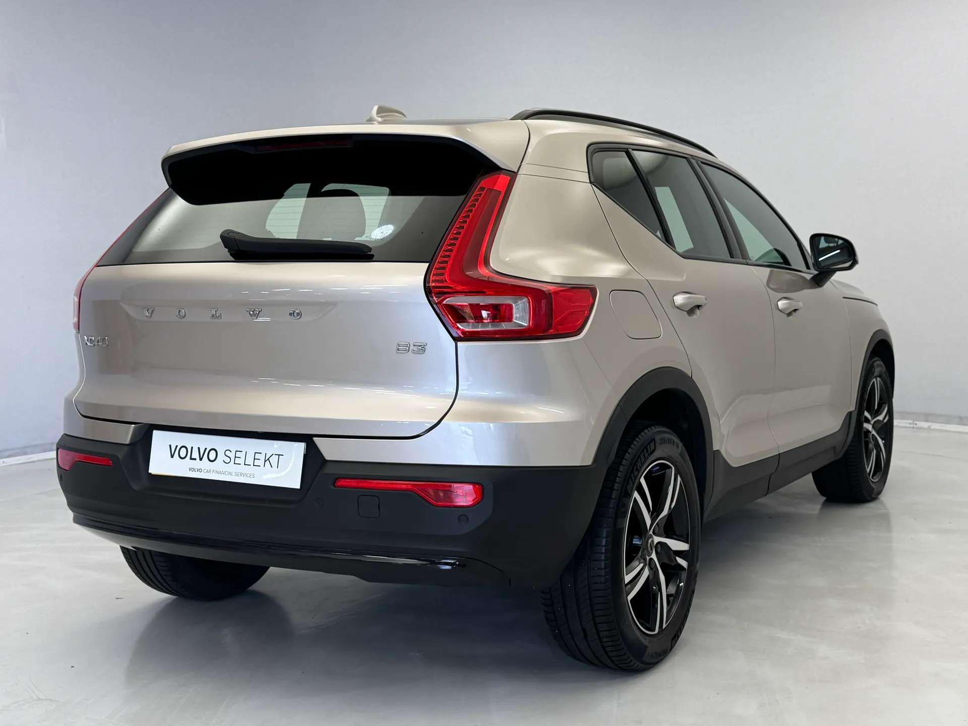 A 2022 VOLVO XC40 2.0 B3P Plus Dark 5dr Auto A 2022 VOLVO XC40 2.0 B3P Plus Dark 5dr Auto
