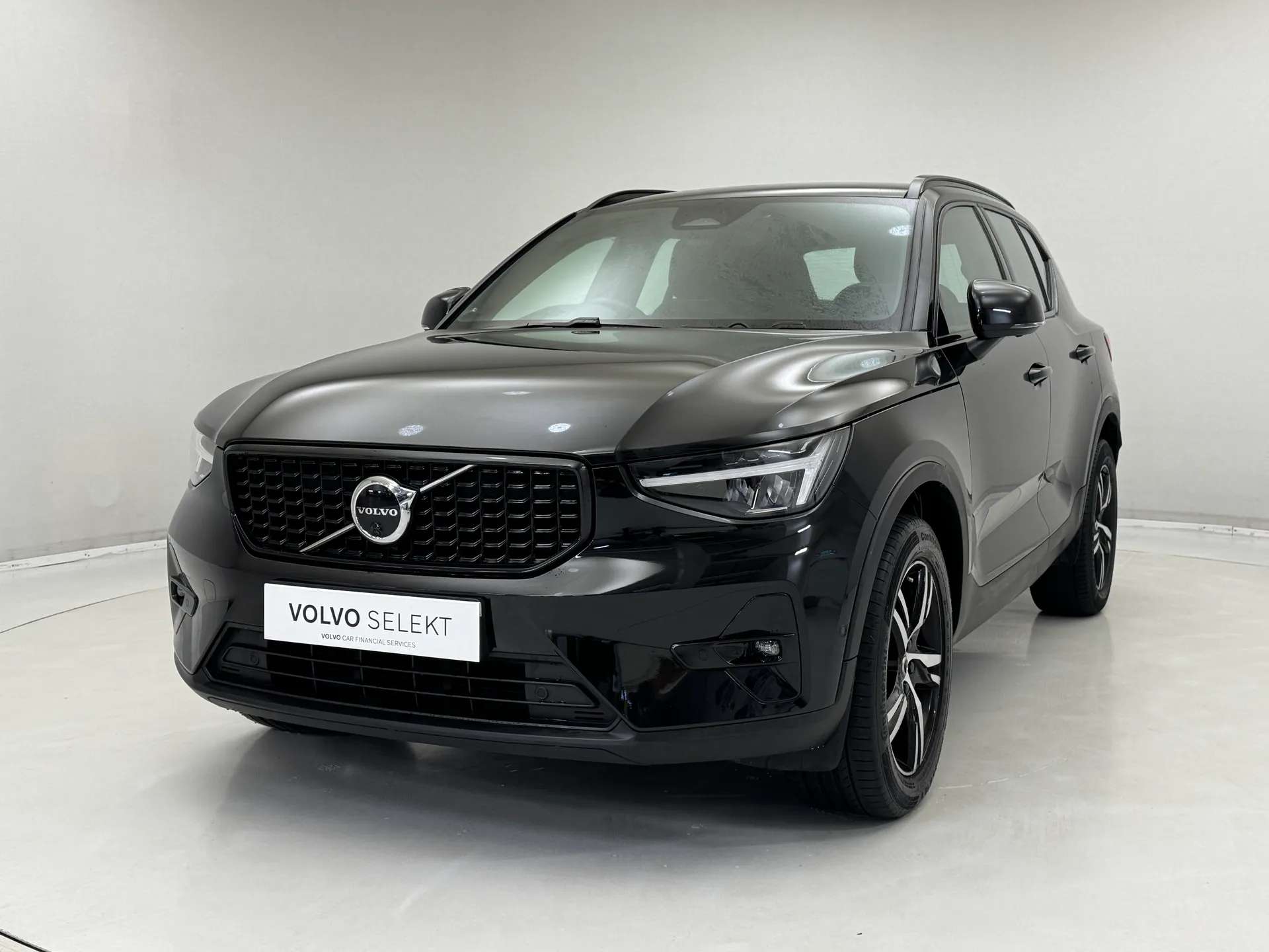 A 2023 VOLVO XC40 2.0 B3P Plus Dark 5dr Auto A 2023 VOLVO XC40 2.0 B3P Plus Dark 5dr Auto