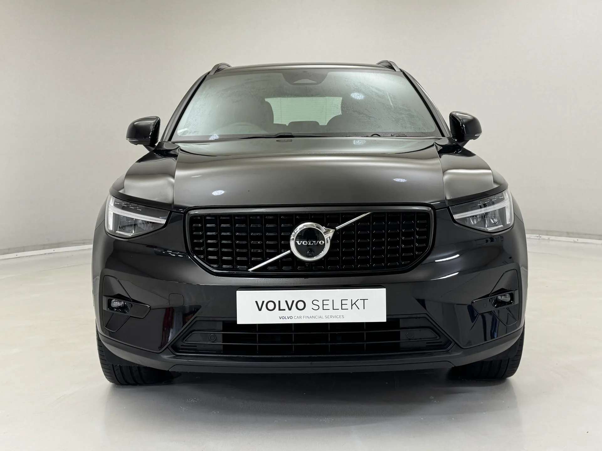 A 2023 VOLVO XC40 2.0 B3P Plus Dark 5dr Auto A 2023 VOLVO XC40 2.0 B3P Plus Dark 5dr Auto