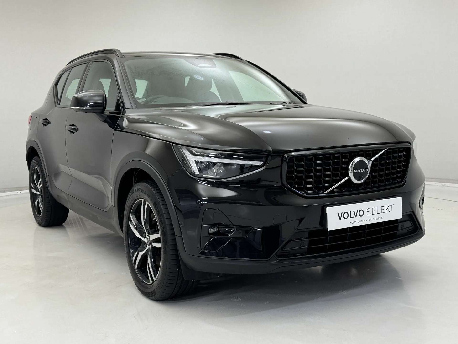 A 2023 VOLVO XC40 2.0 B3P Plus Dark 5dr Auto A 2023 VOLVO XC40 2.0 B3P Plus Dark 5dr Auto