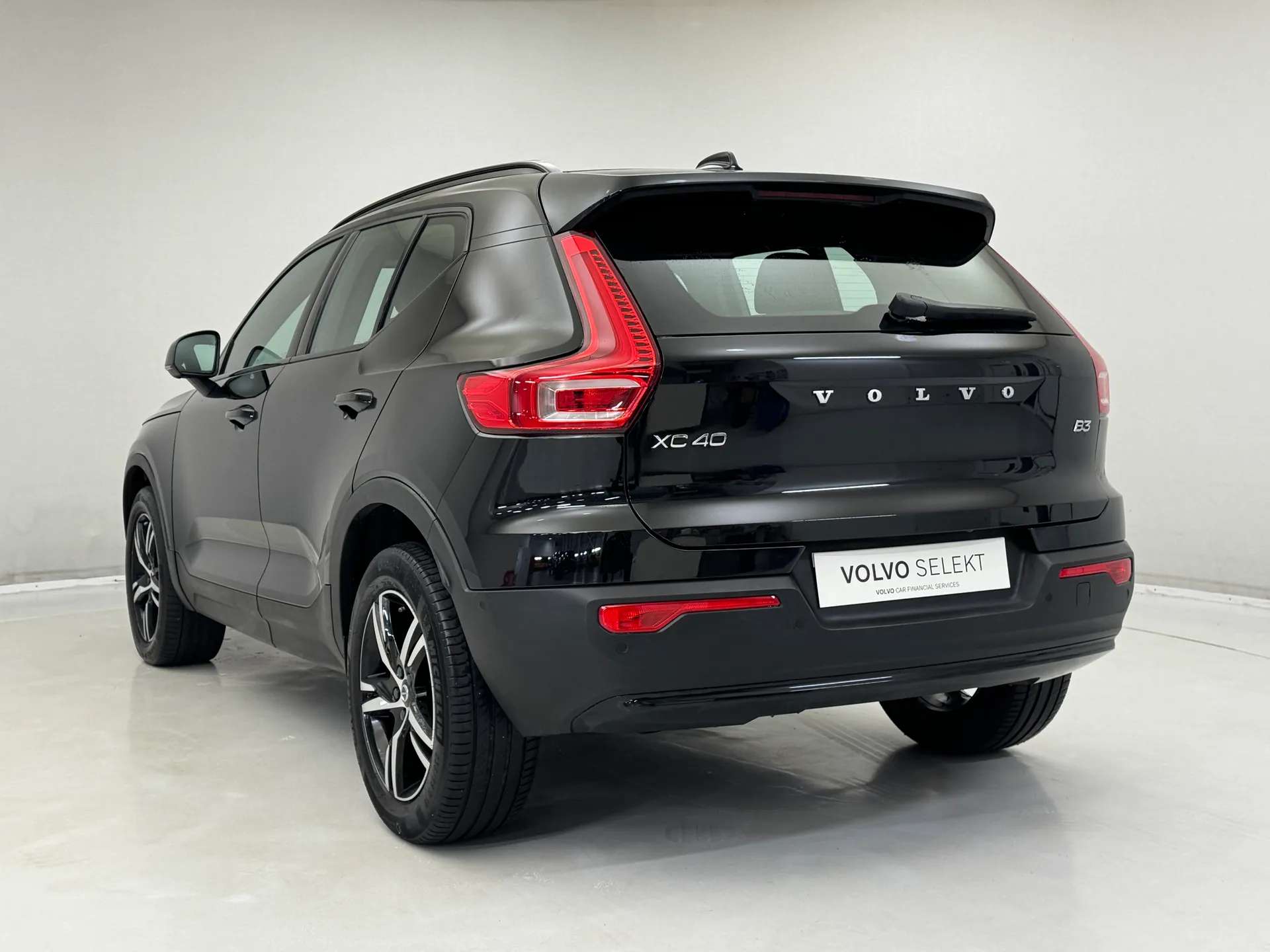 2023 VOLVO XC40 2023 VOLVO XC40