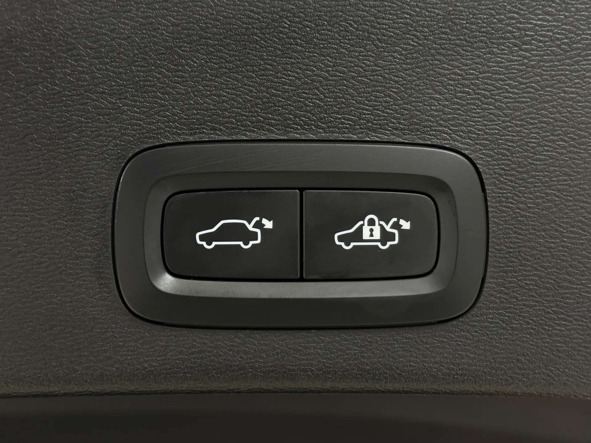 2023 VOLVO XC40 2023 VOLVO XC40