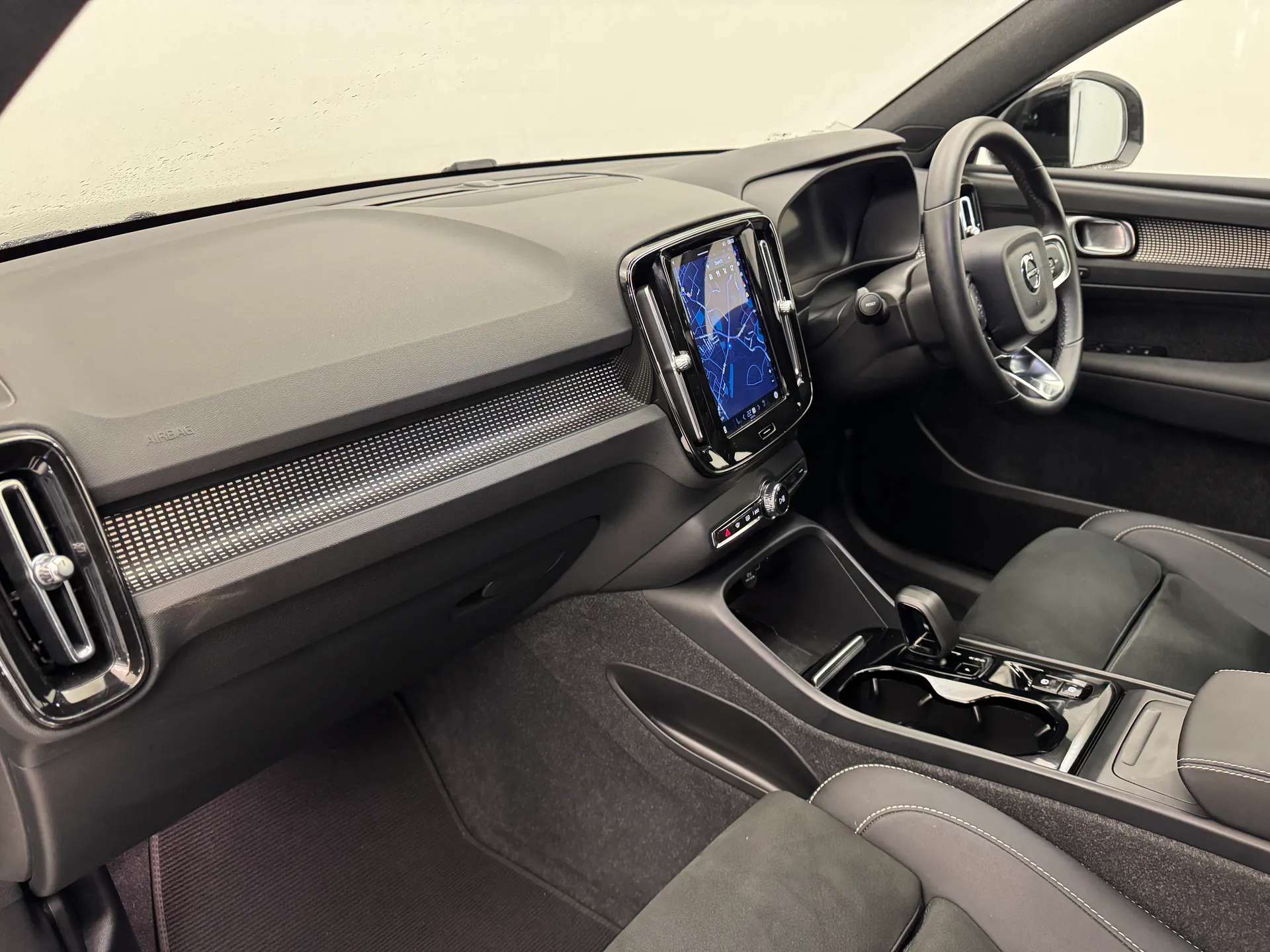 2023 VOLVO XC40 2023 VOLVO XC40