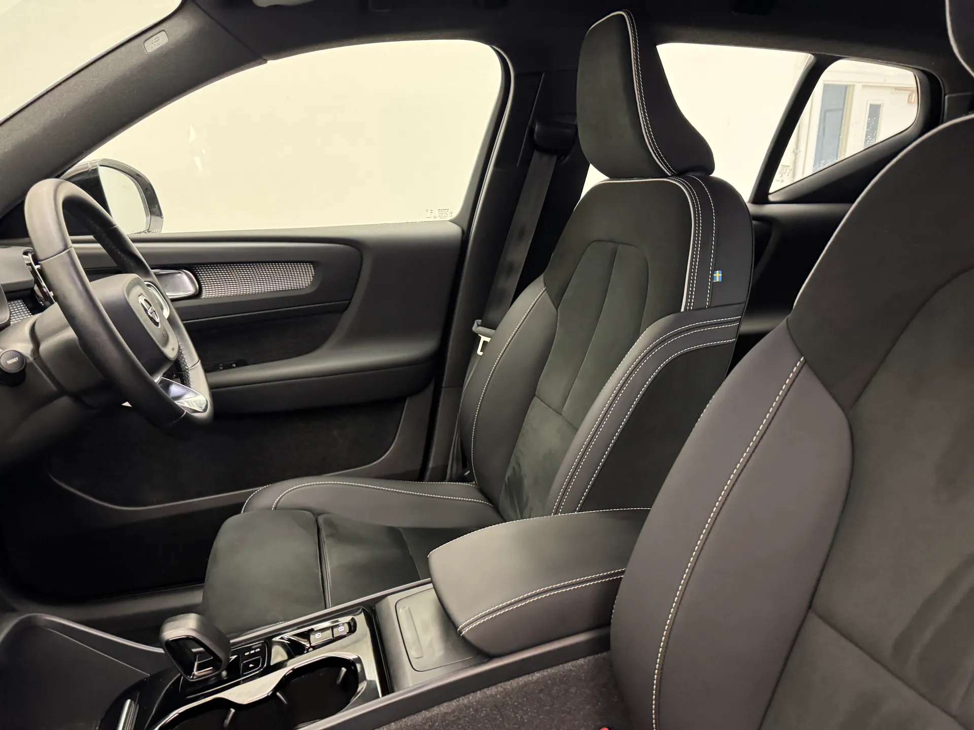 2023 VOLVO XC40 2023 VOLVO XC40