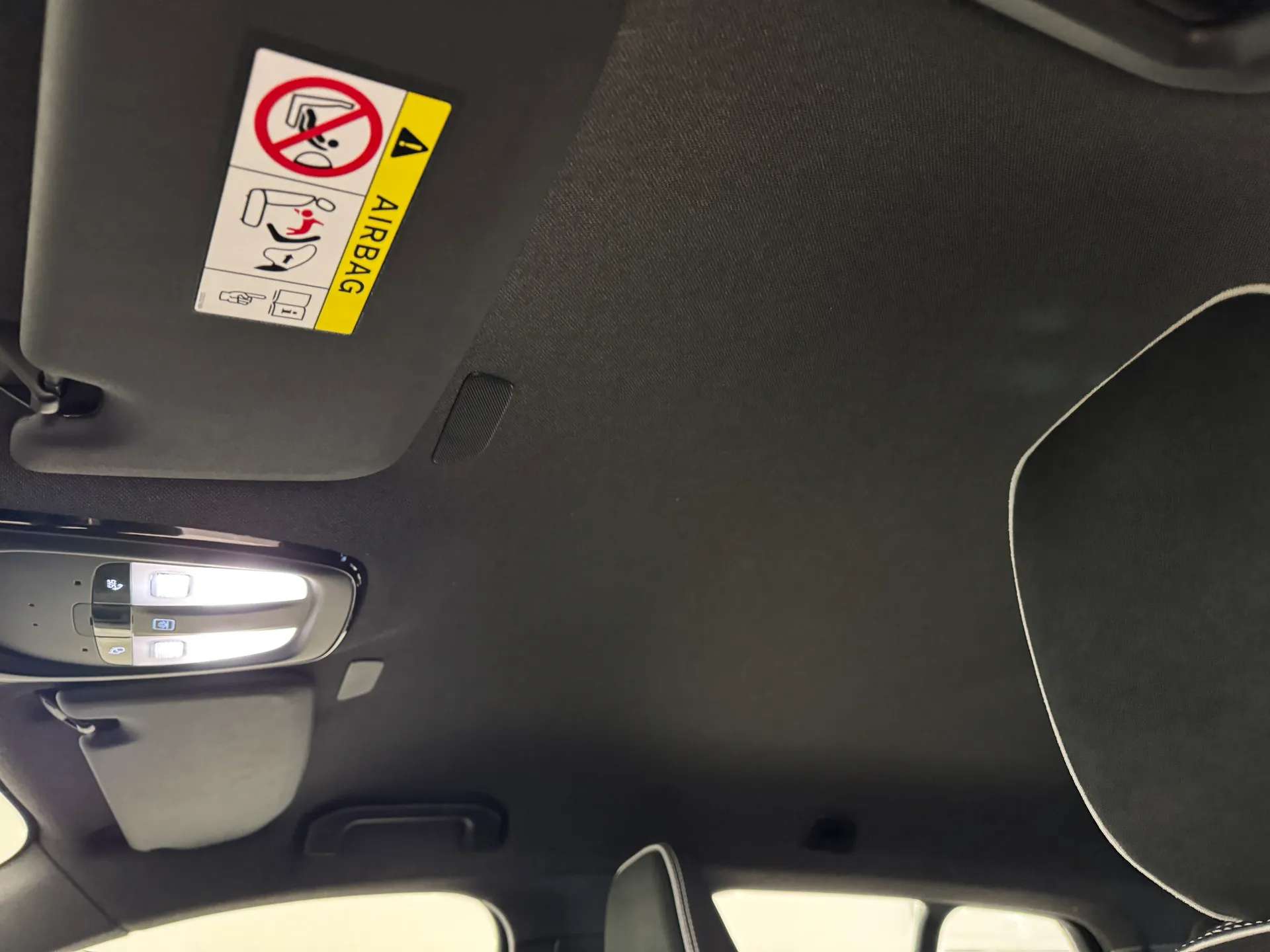 2023 VOLVO XC40 2023 VOLVO XC40