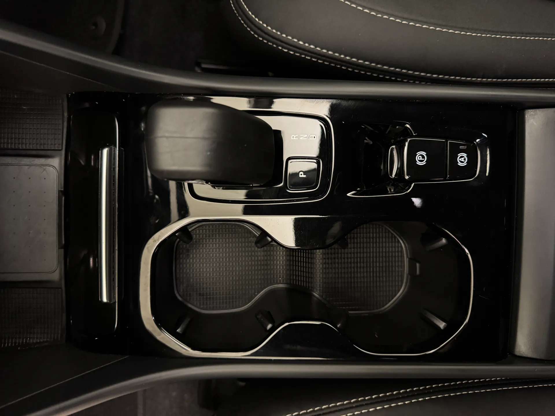 2023 VOLVO XC40 2023 VOLVO XC40