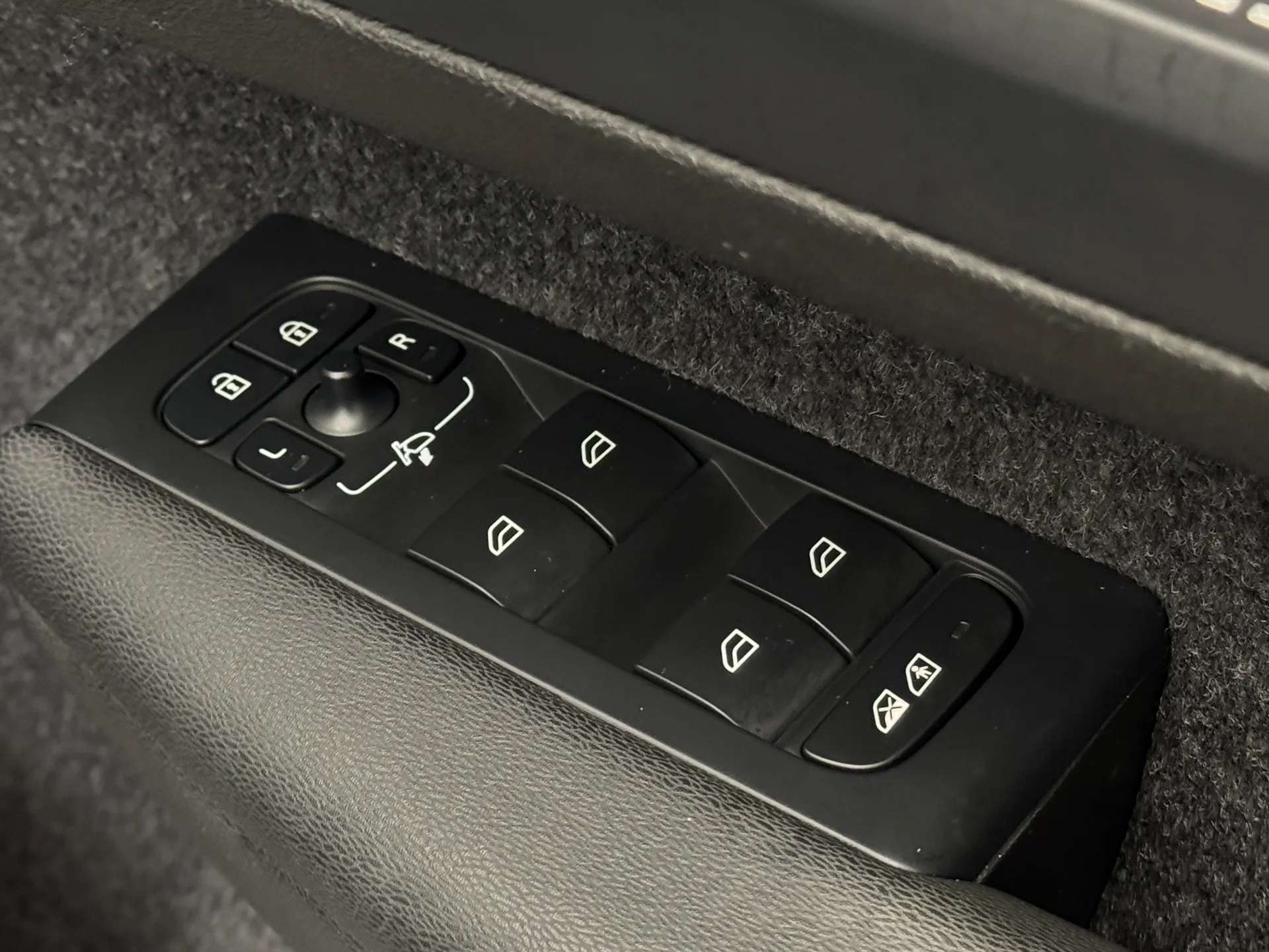 2023 VOLVO XC40 2023 VOLVO XC40