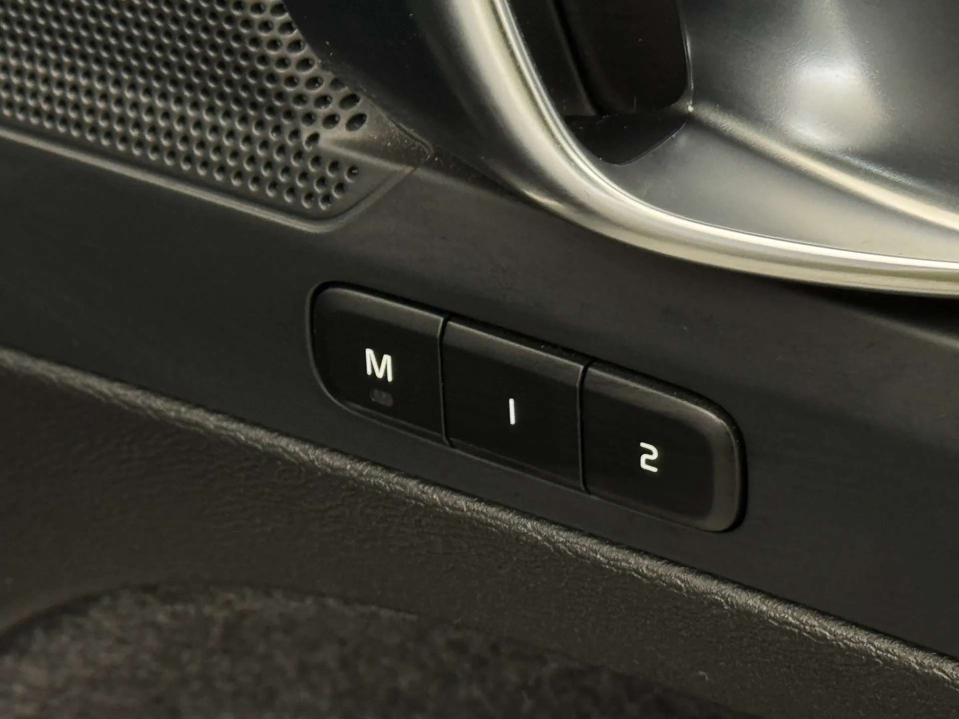 2023 VOLVO XC40 2023 VOLVO XC40