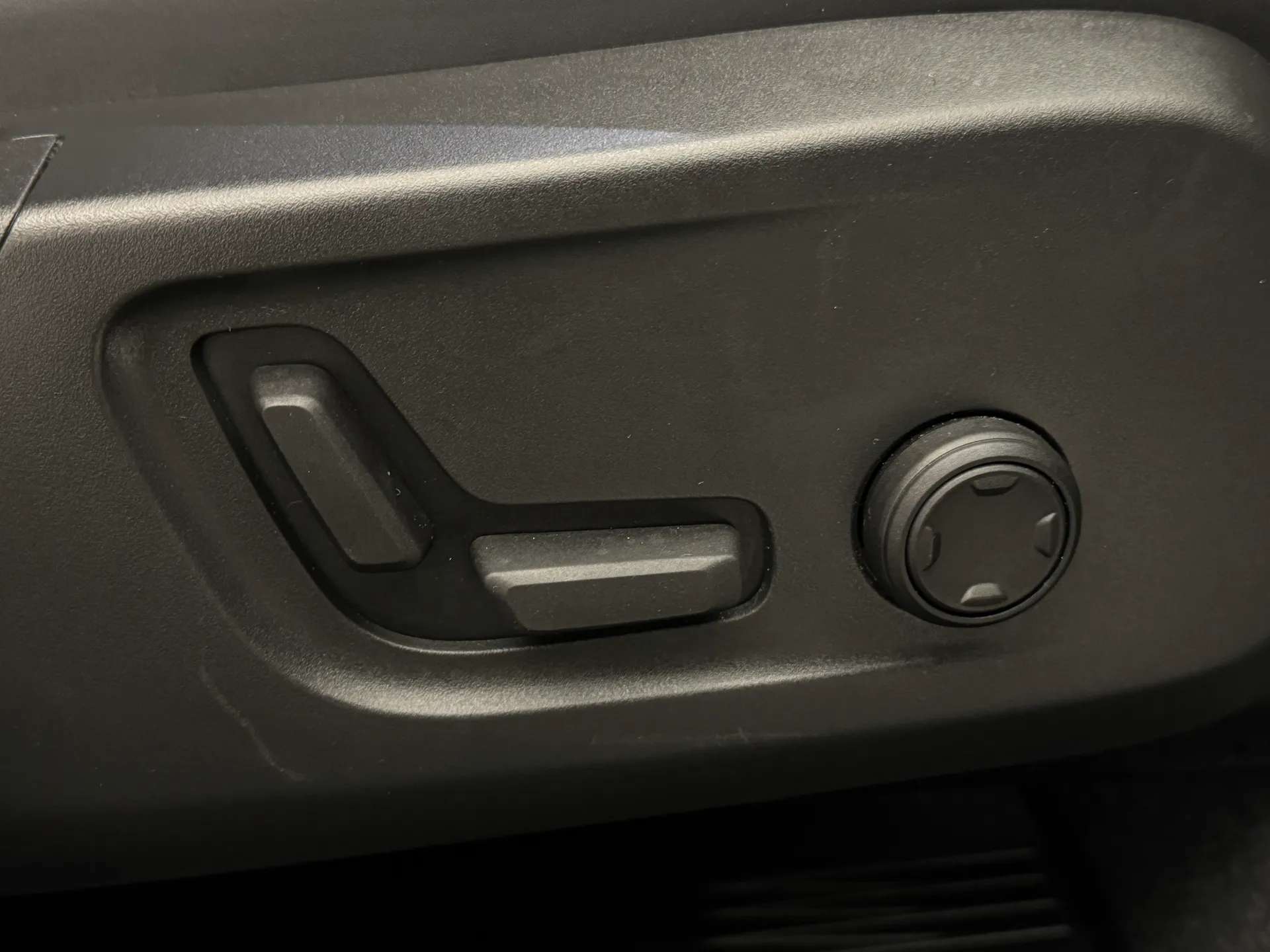 2023 VOLVO XC40 2023 VOLVO XC40