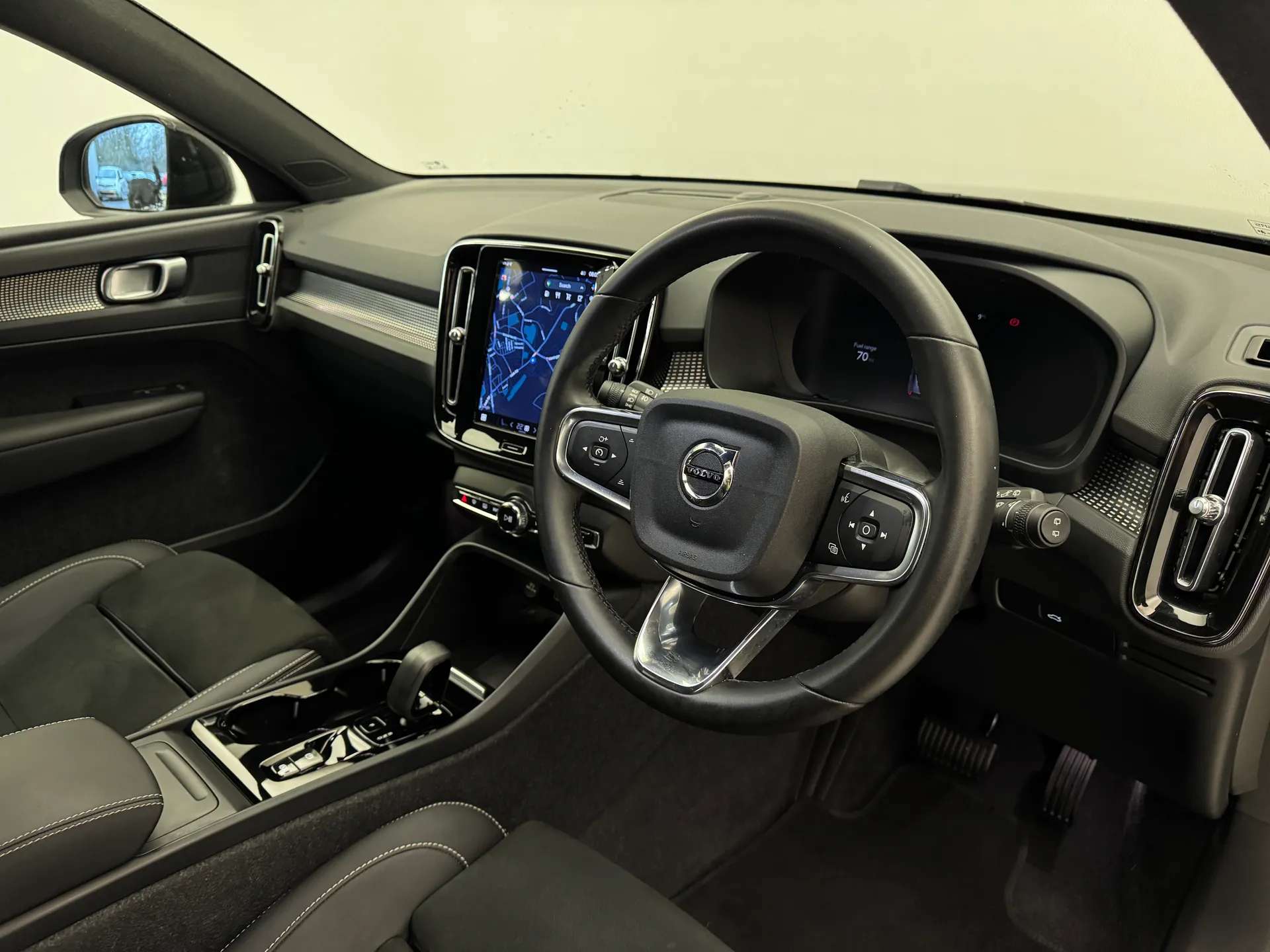 2023 VOLVO XC40 2023 VOLVO XC40