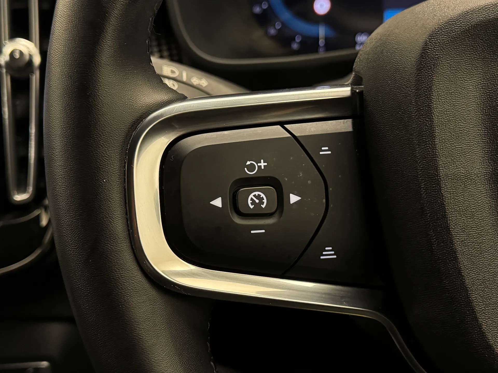 2023 VOLVO XC40 2023 VOLVO XC40