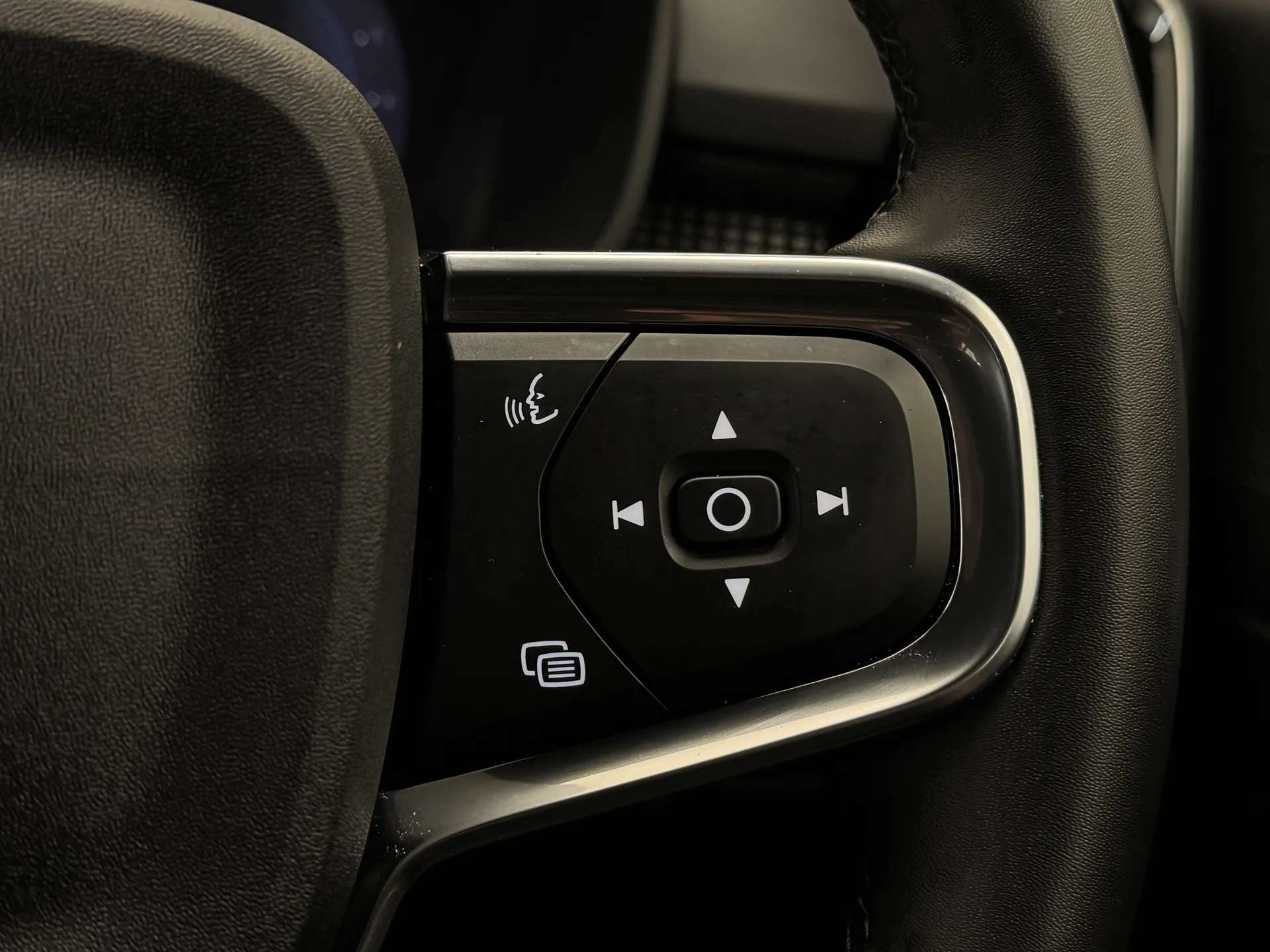 2023 VOLVO XC40 2023 VOLVO XC40