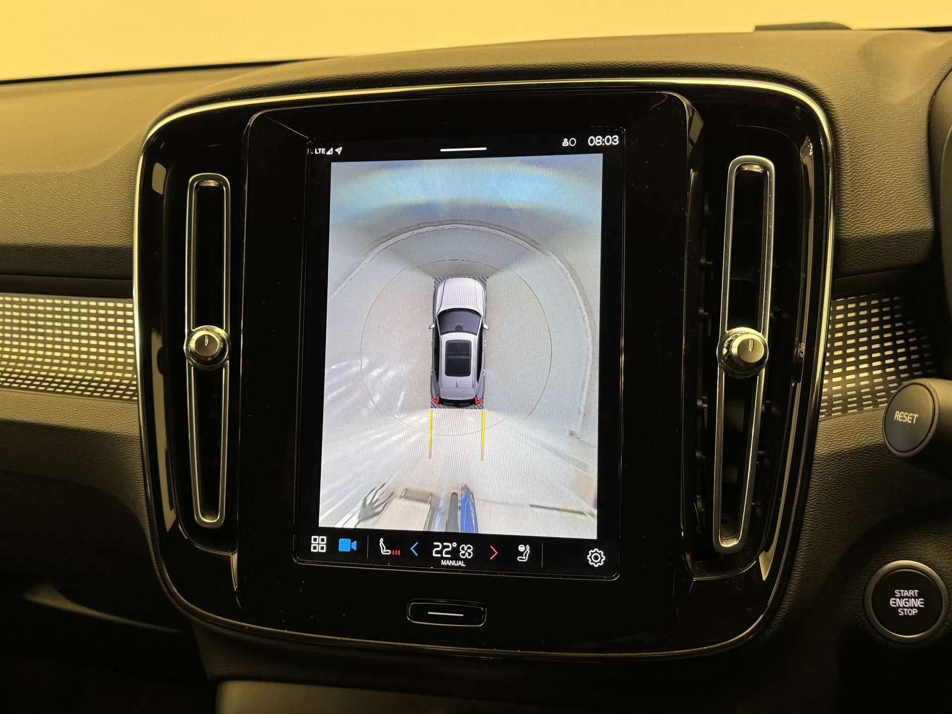 2023 VOLVO XC40 2023 VOLVO XC40