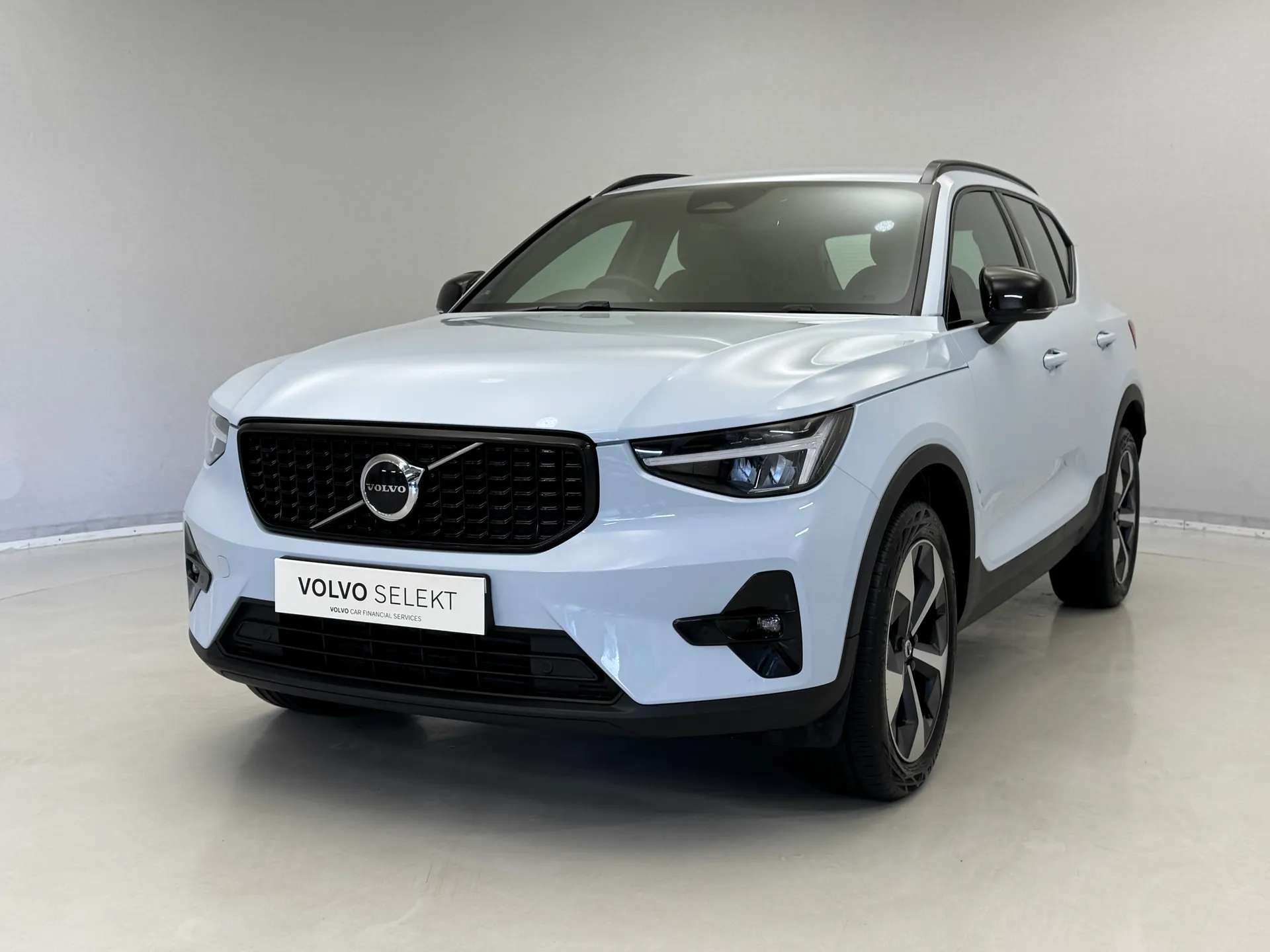 A 2024 VOLVO XC40 2.0 B3P Plus Dark 5dr Auto A 2024 VOLVO XC40 2.0 B3P Plus Dark 5dr Auto