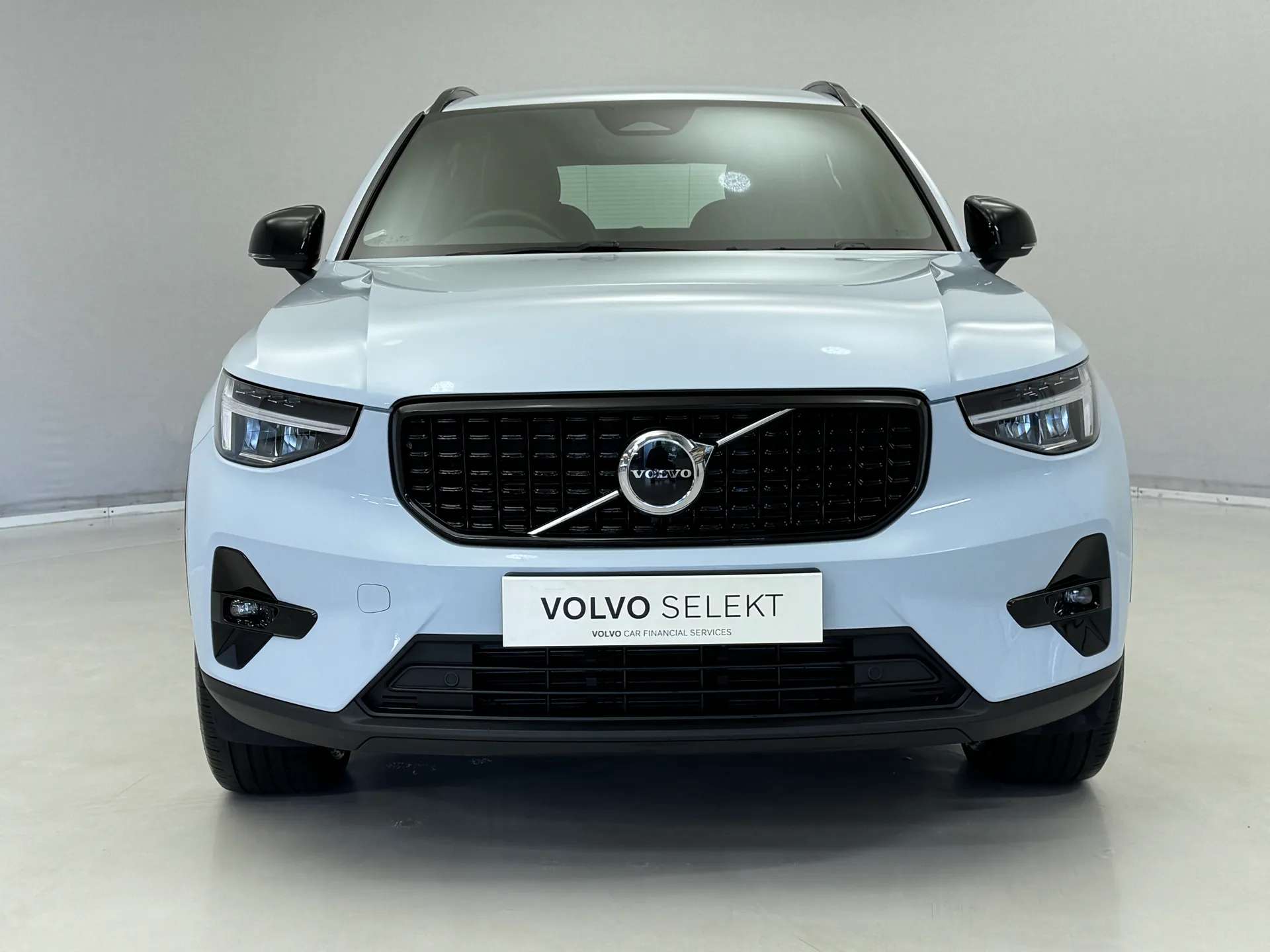 A 2024 VOLVO XC40 2.0 B3P Plus Dark 5dr Auto A 2024 VOLVO XC40 2.0 B3P Plus Dark 5dr Auto