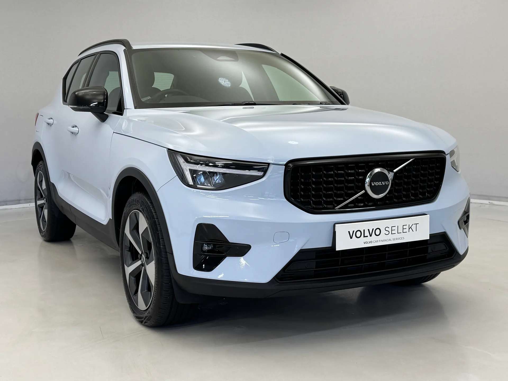 A 2024 VOLVO XC40 2.0 B3P Plus Dark 5dr Auto A 2024 VOLVO XC40 2.0 B3P Plus Dark 5dr Auto