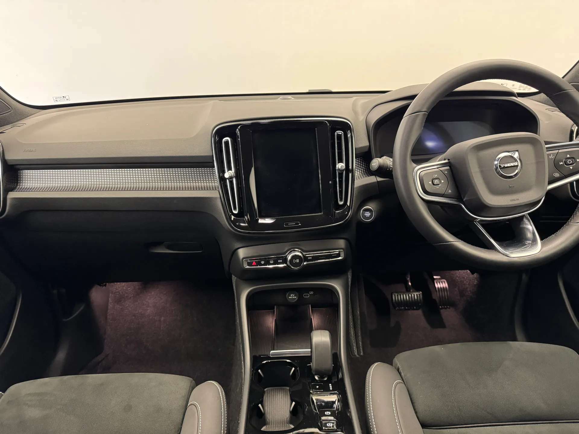 2024 VOLVO XC40 2024 VOLVO XC40