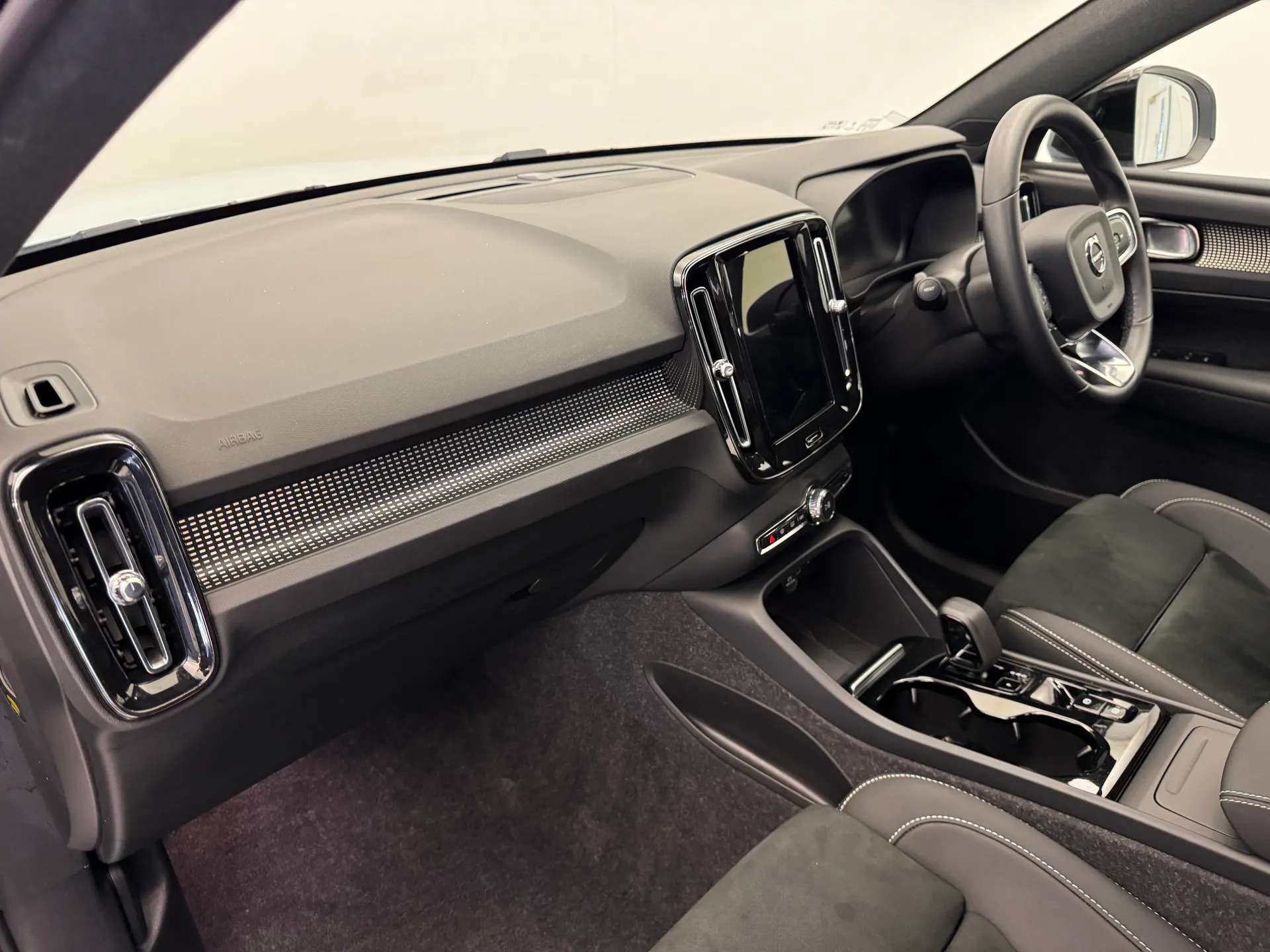 2024 VOLVO XC40 2024 VOLVO XC40