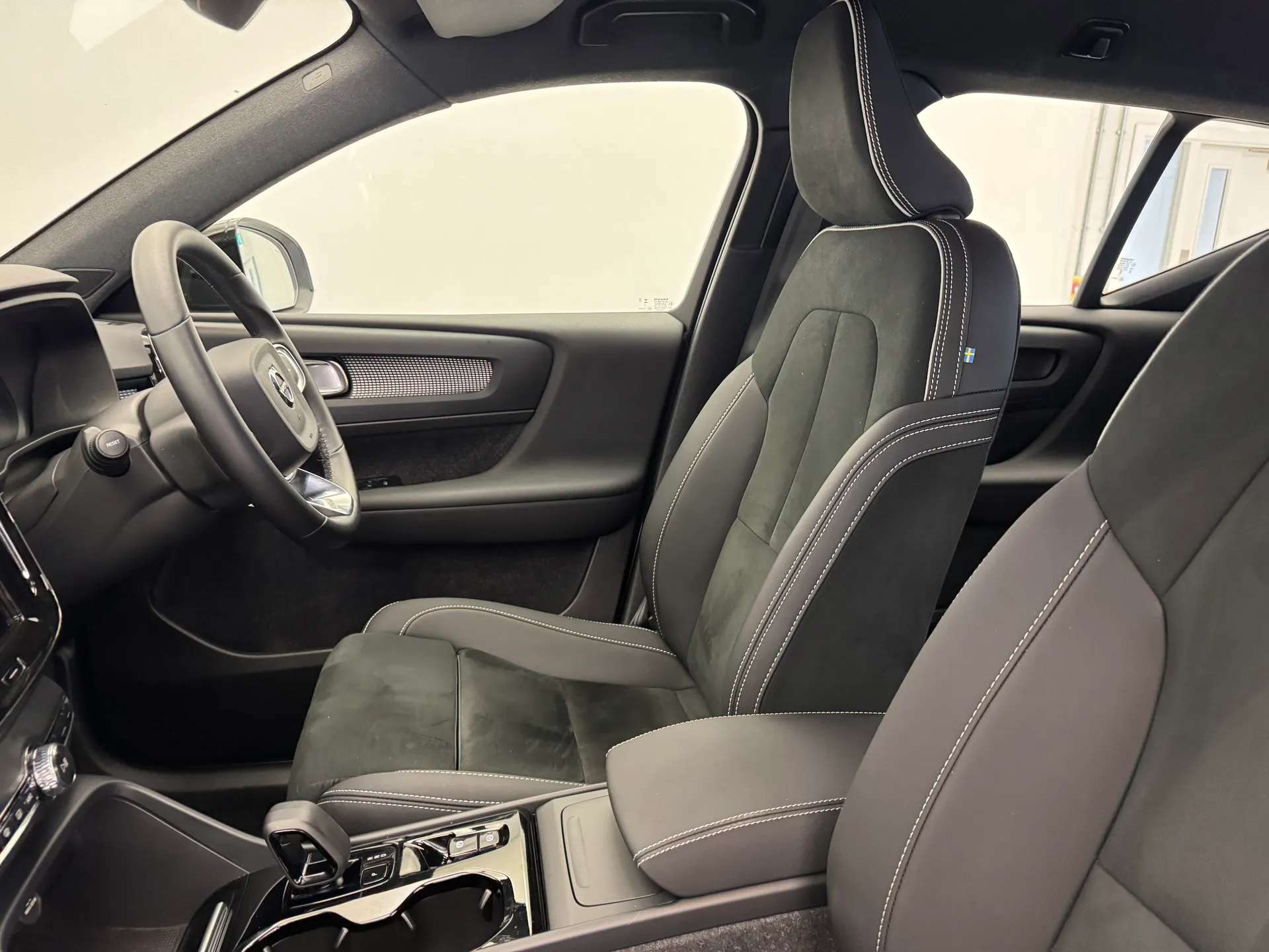 2024 VOLVO XC40 2024 VOLVO XC40