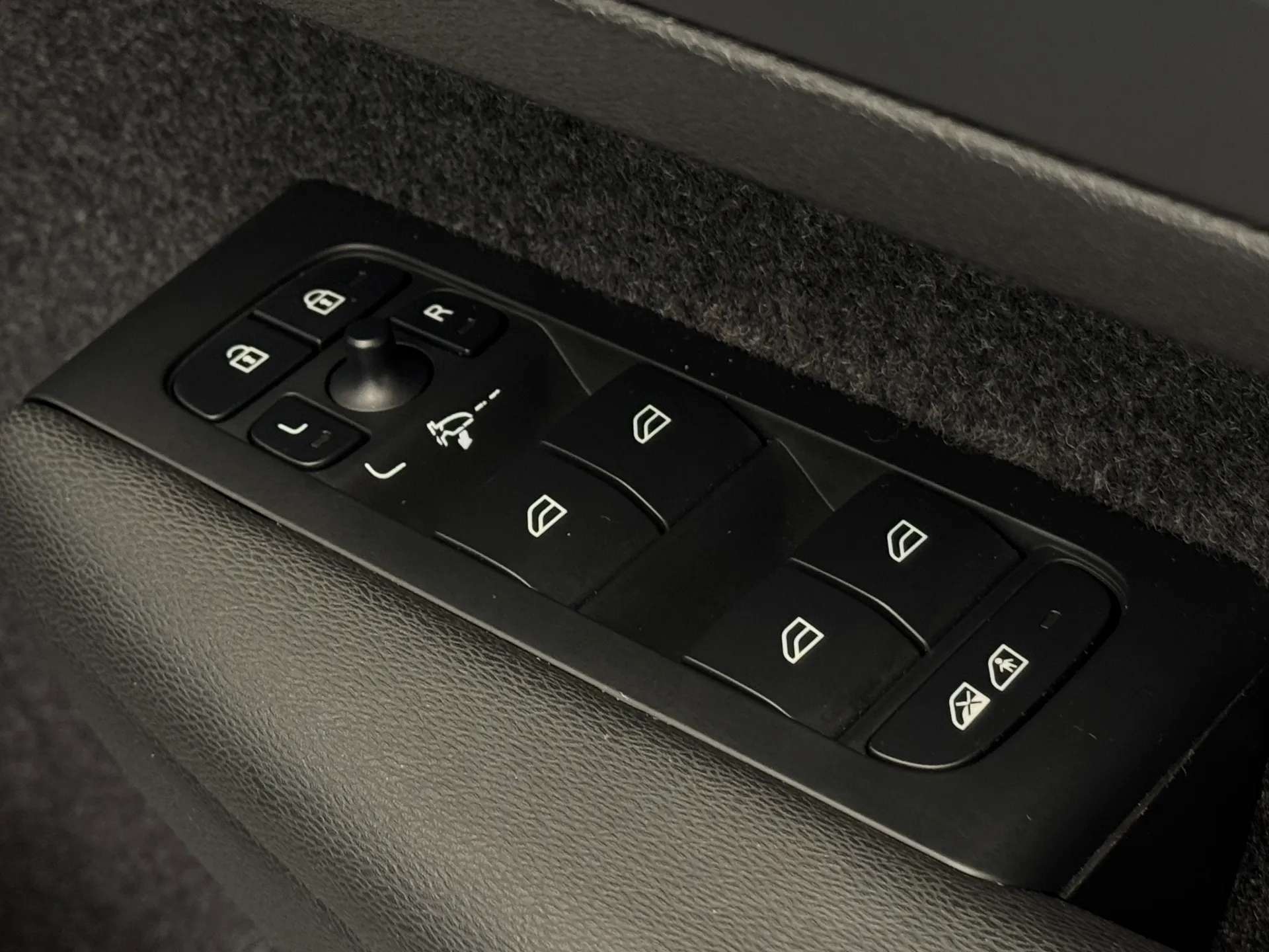 2024 VOLVO XC40 2024 VOLVO XC40