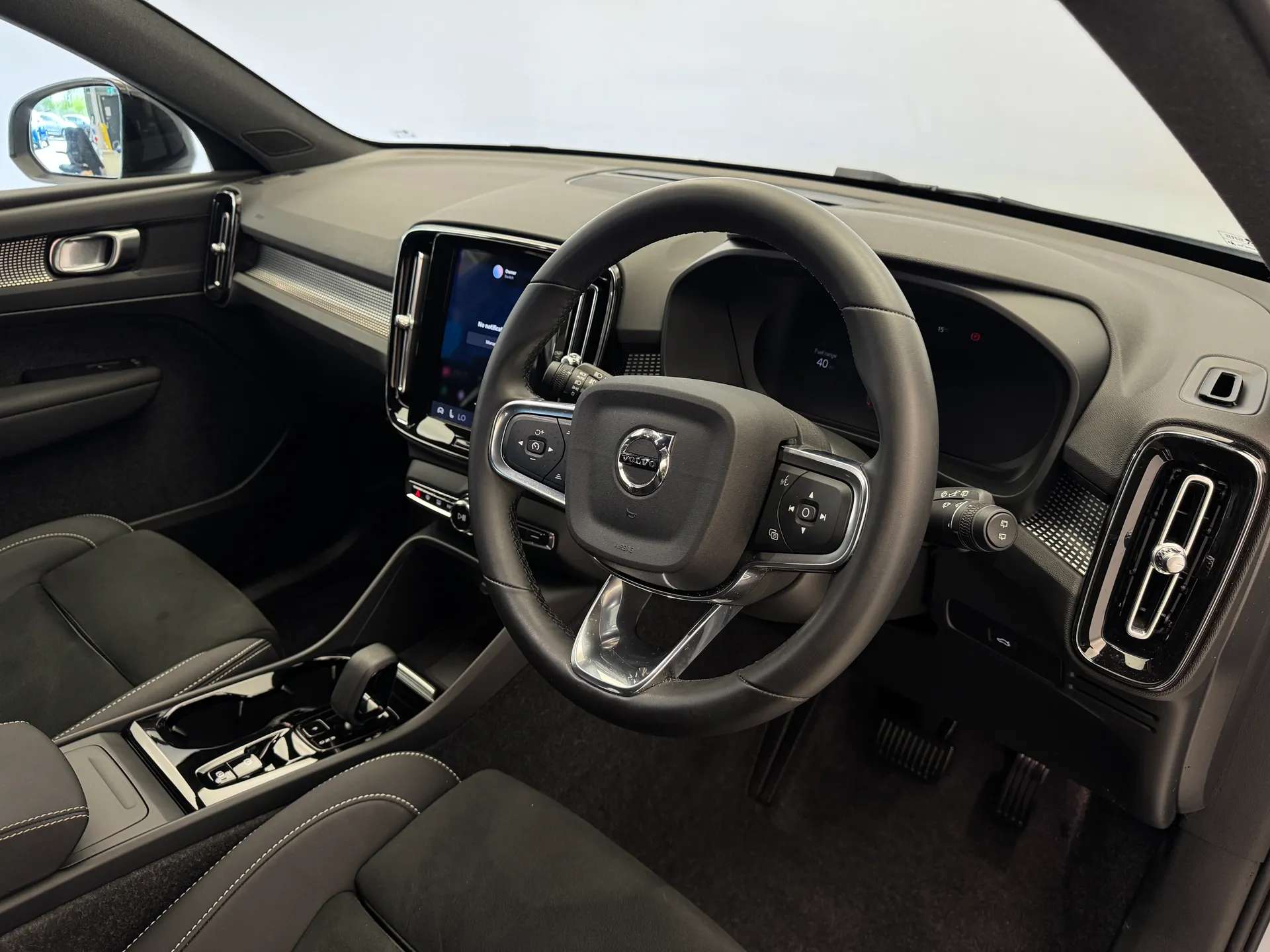 2024 VOLVO XC40 2024 VOLVO XC40