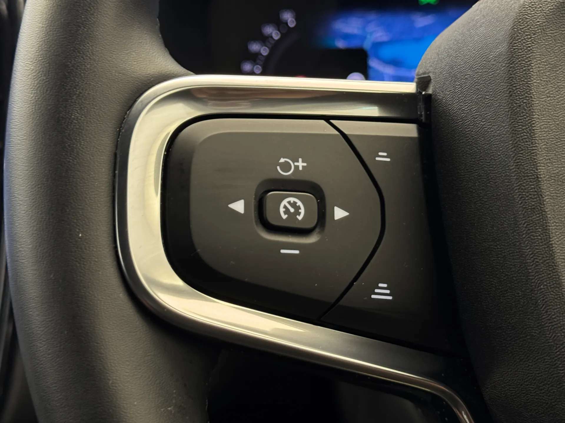 2024 VOLVO XC40 2024 VOLVO XC40