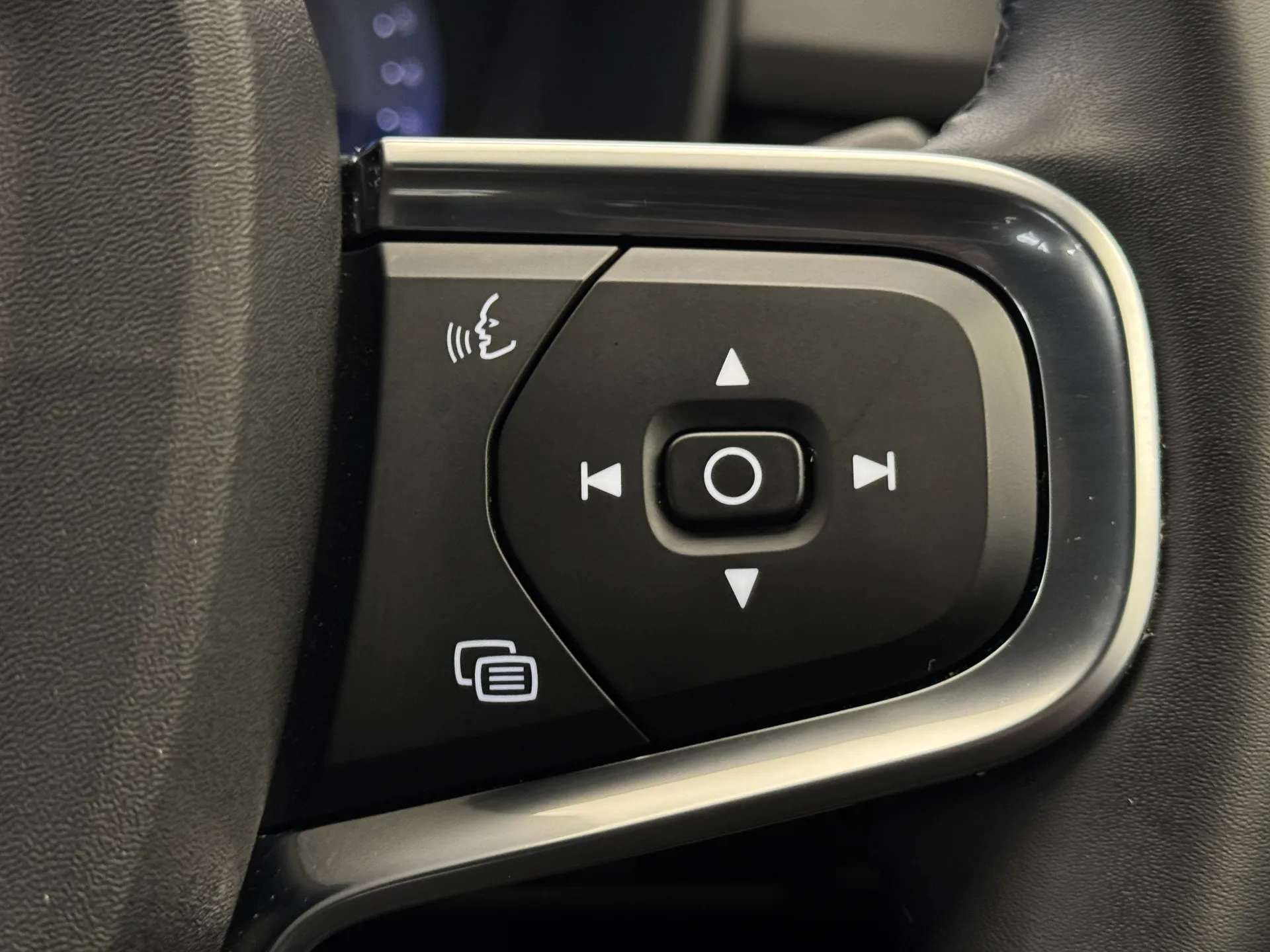 2024 VOLVO XC40 2024 VOLVO XC40