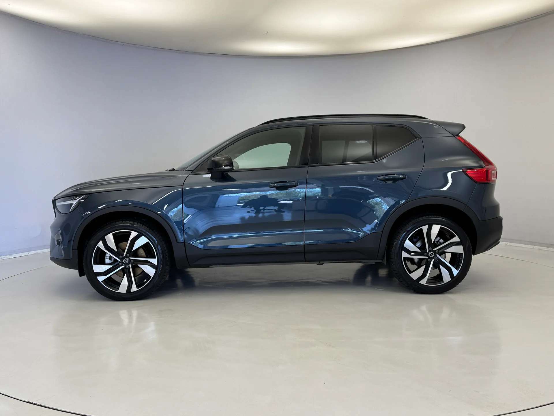 A 2025 VOLVO XC40 2.0 B3P Plus Dark 5dr Auto A 2025 VOLVO XC40 2.0 B3P Plus Dark 5dr Auto