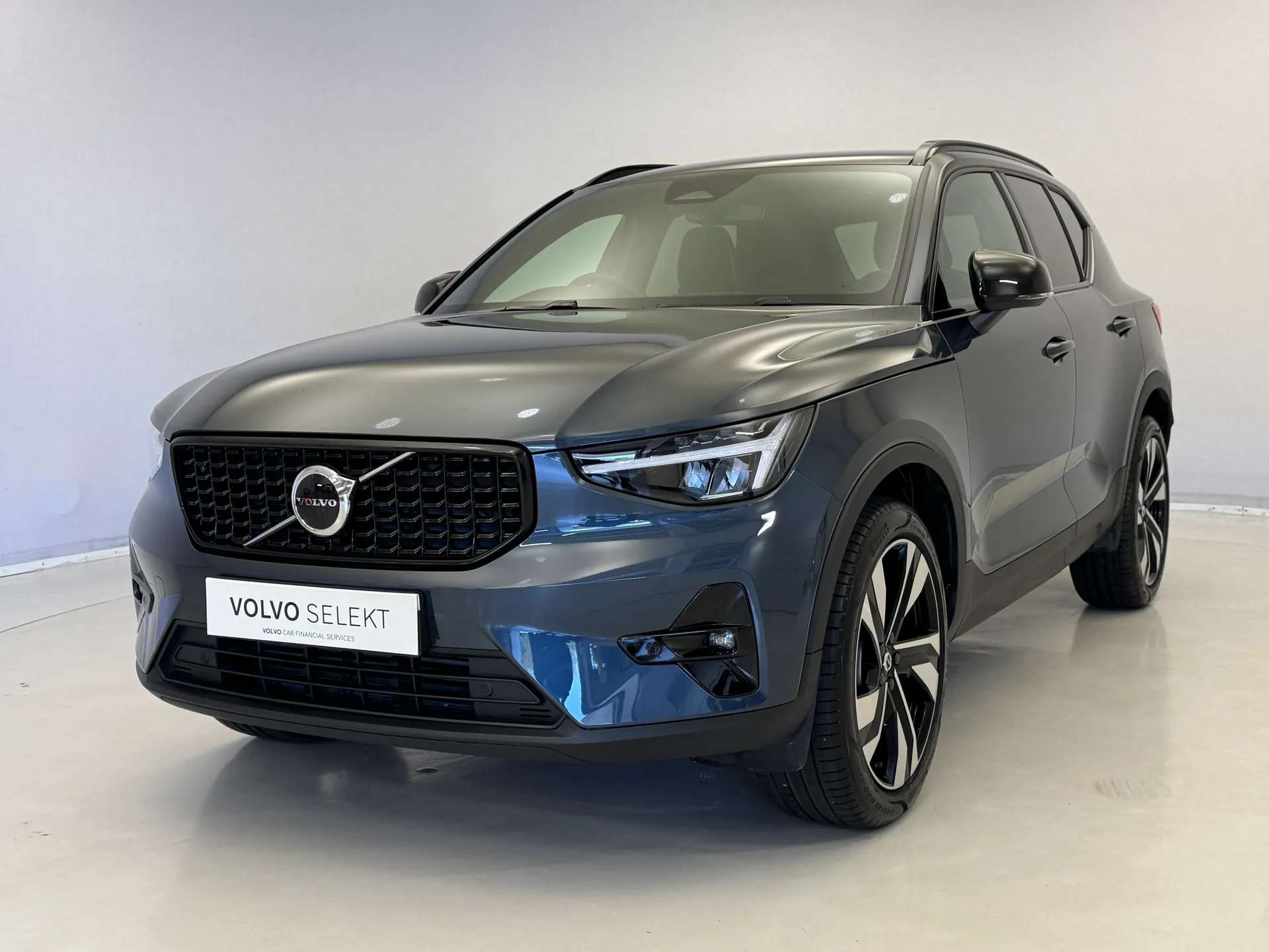 A 2025 VOLVO XC40 2.0 B3P Plus Dark 5dr Auto A 2025 VOLVO XC40 2.0 B3P Plus Dark 5dr Auto