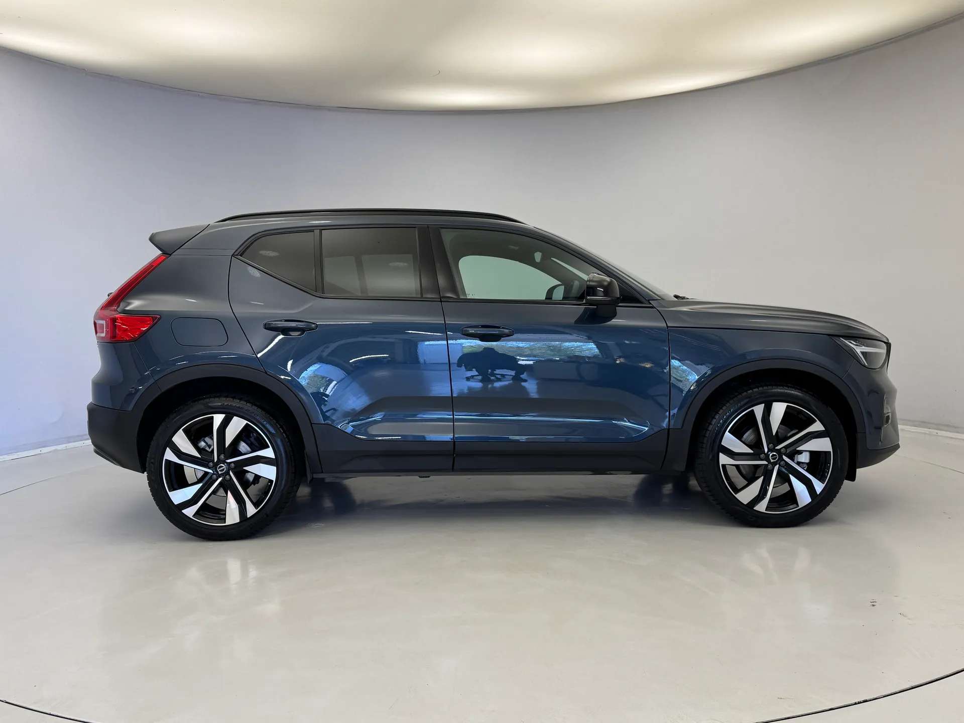 2025 VOLVO XC40 2025 VOLVO XC40