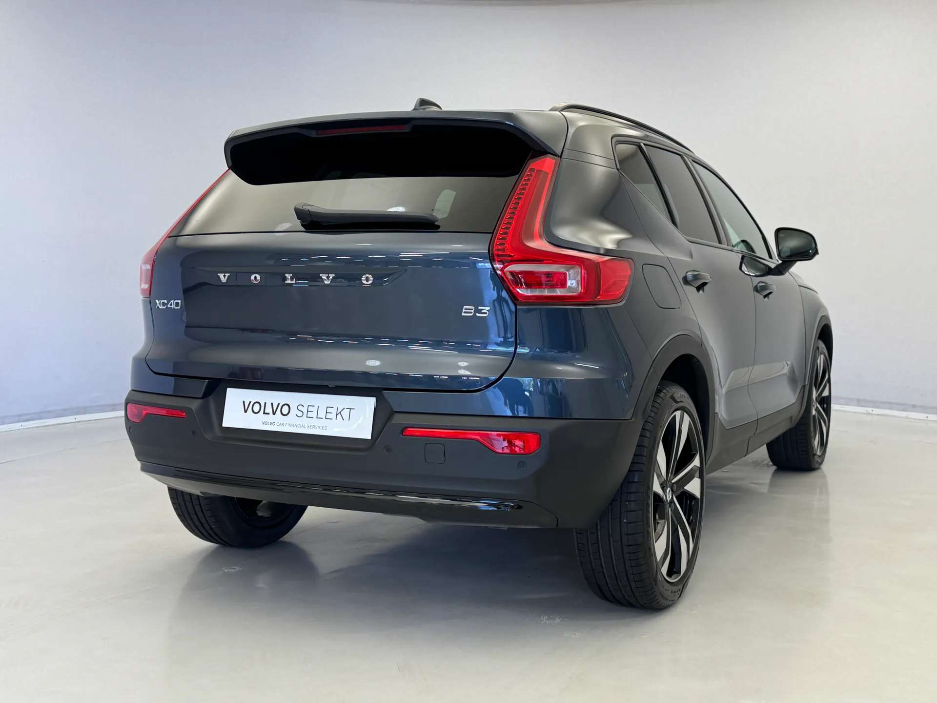 2025 VOLVO XC40 2025 VOLVO XC40