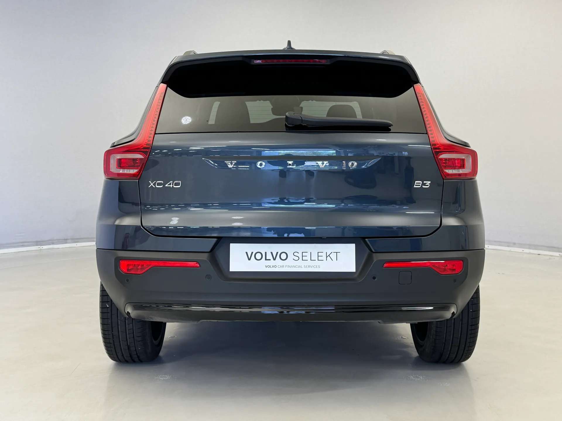 2025 VOLVO XC40 2025 VOLVO XC40