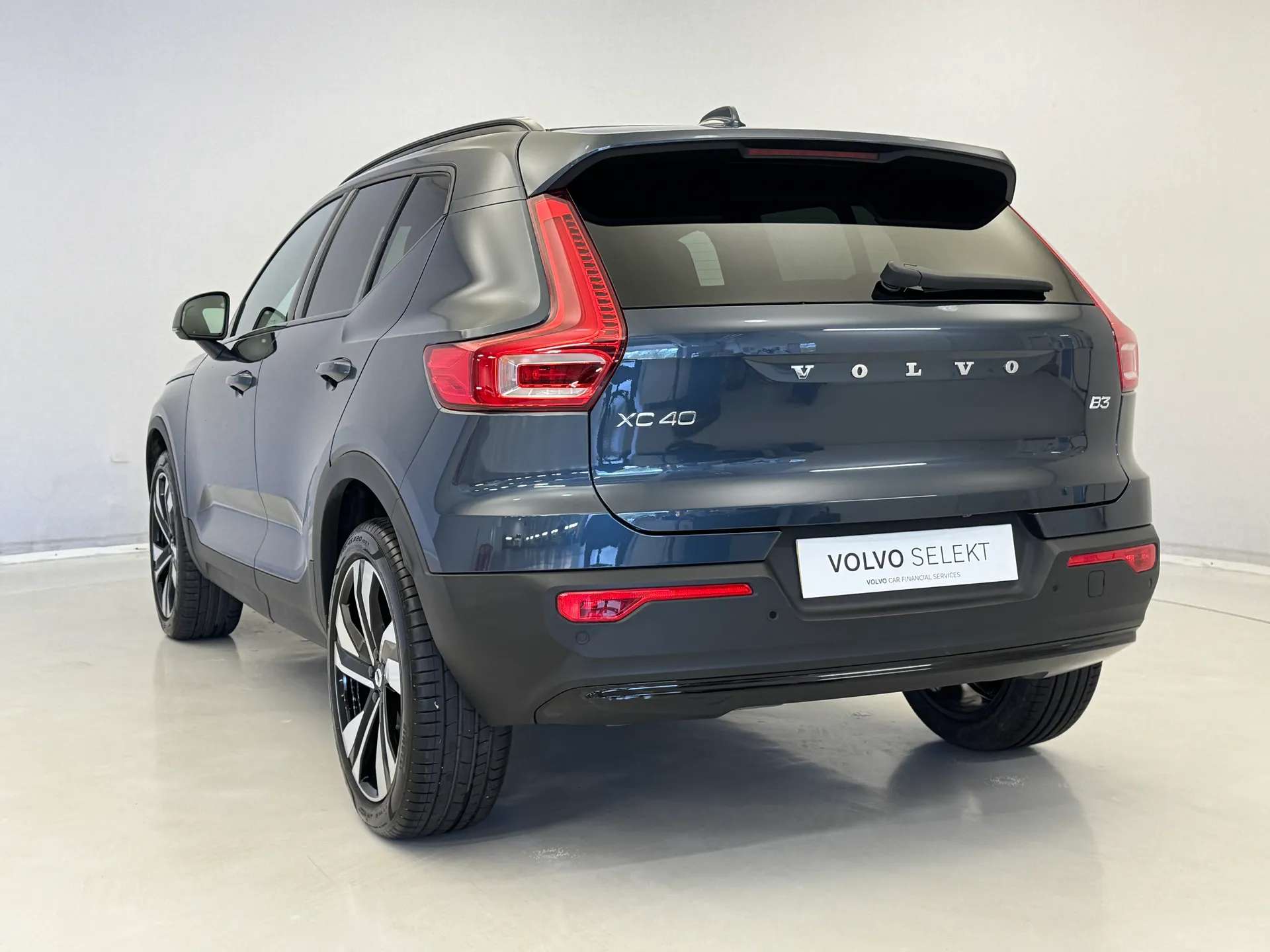 2025 VOLVO XC40 2025 VOLVO XC40