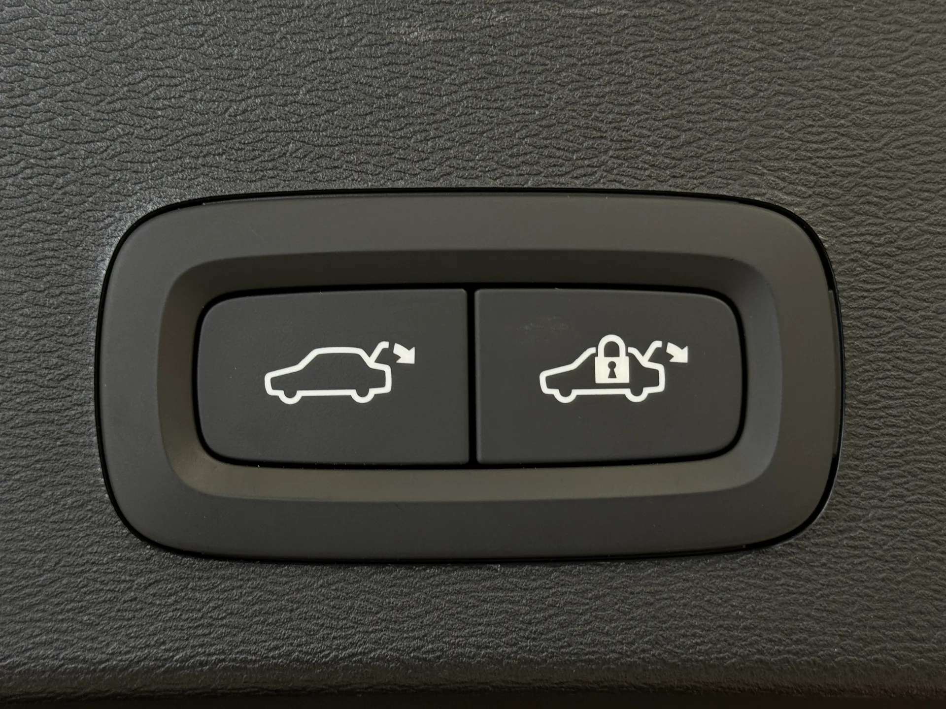 2025 VOLVO XC40 2025 VOLVO XC40