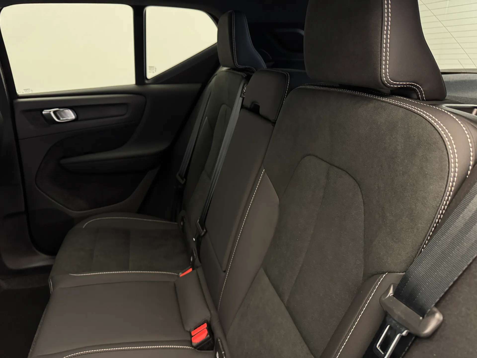 2025 VOLVO XC40 2025 VOLVO XC40