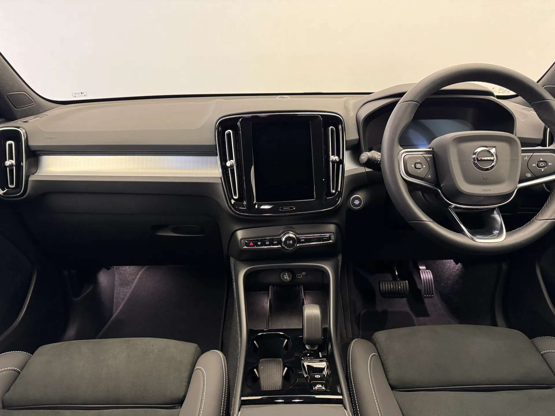 2025 VOLVO XC40 2025 VOLVO XC40