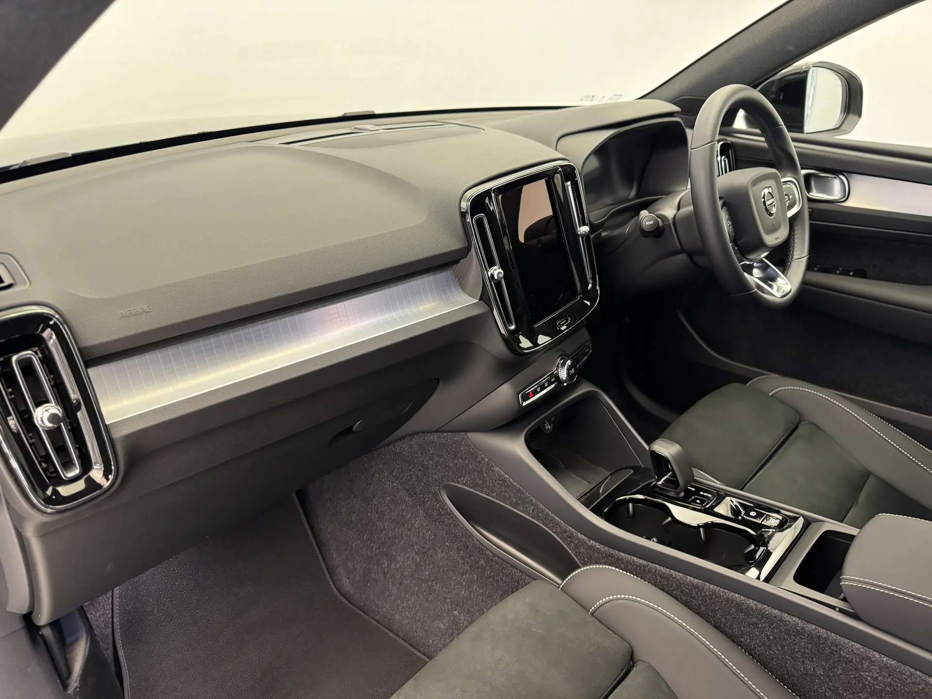 2025 VOLVO XC40 2025 VOLVO XC40