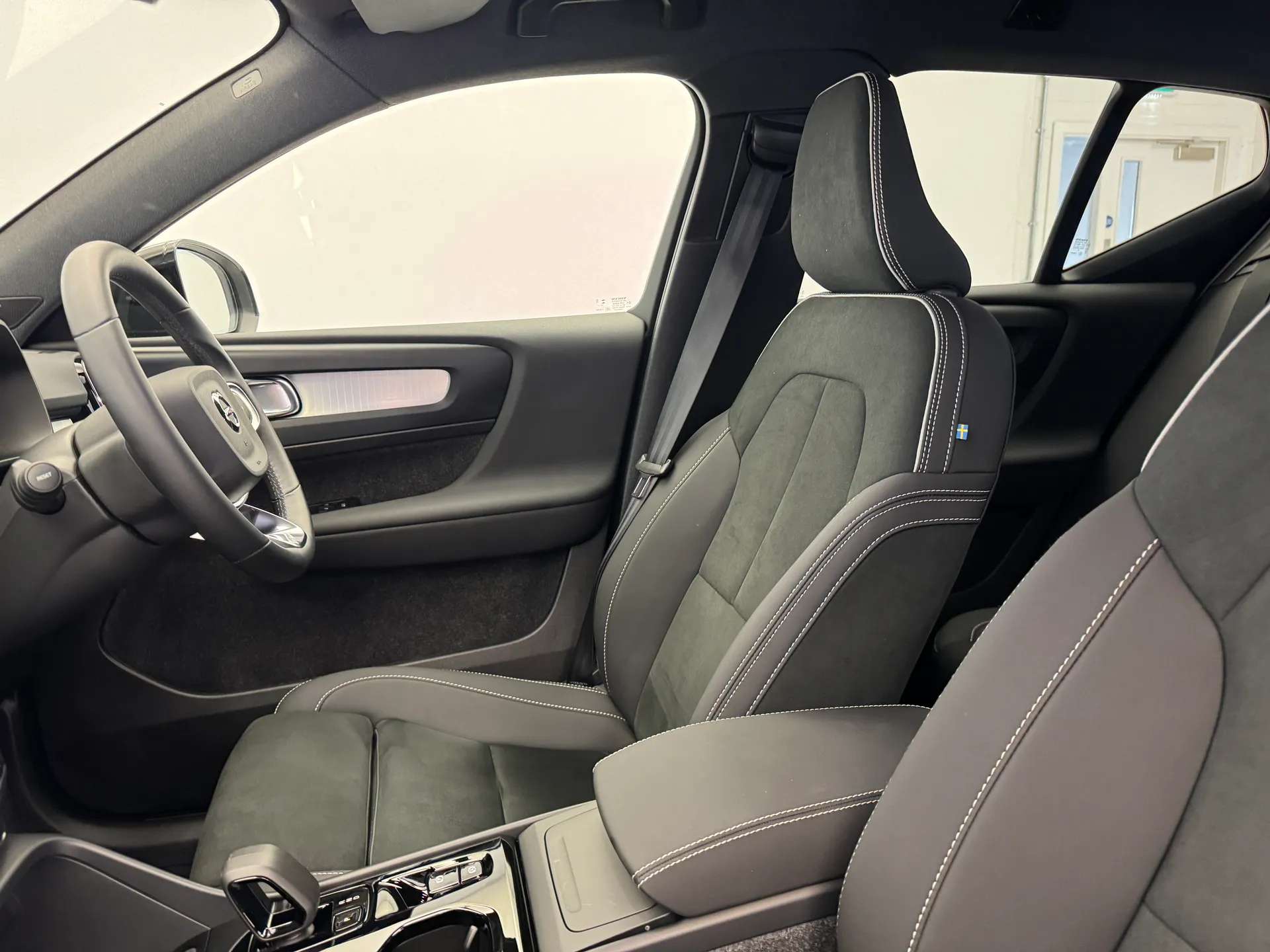 2025 VOLVO XC40 2025 VOLVO XC40