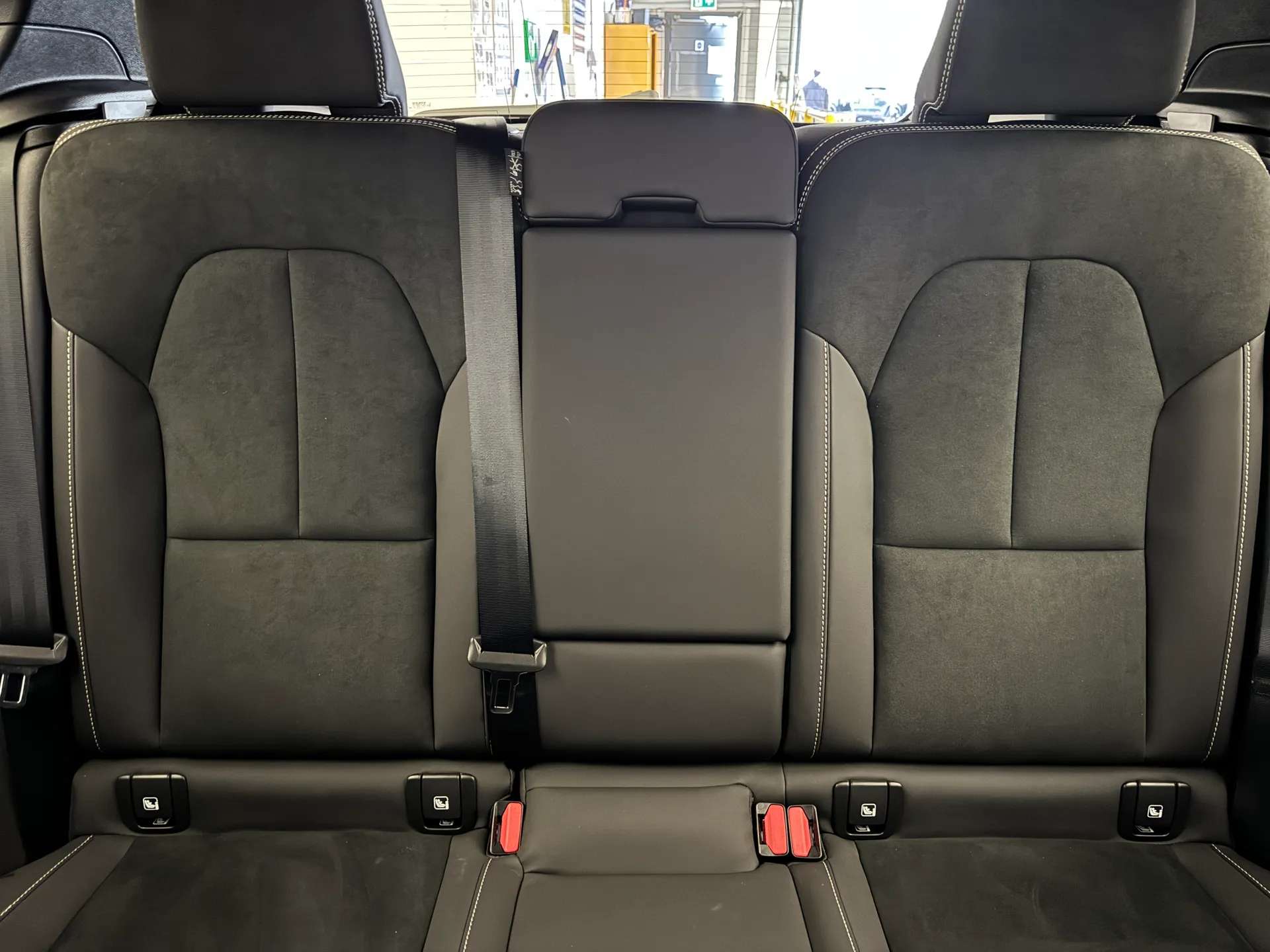 2025 VOLVO XC40 2025 VOLVO XC40