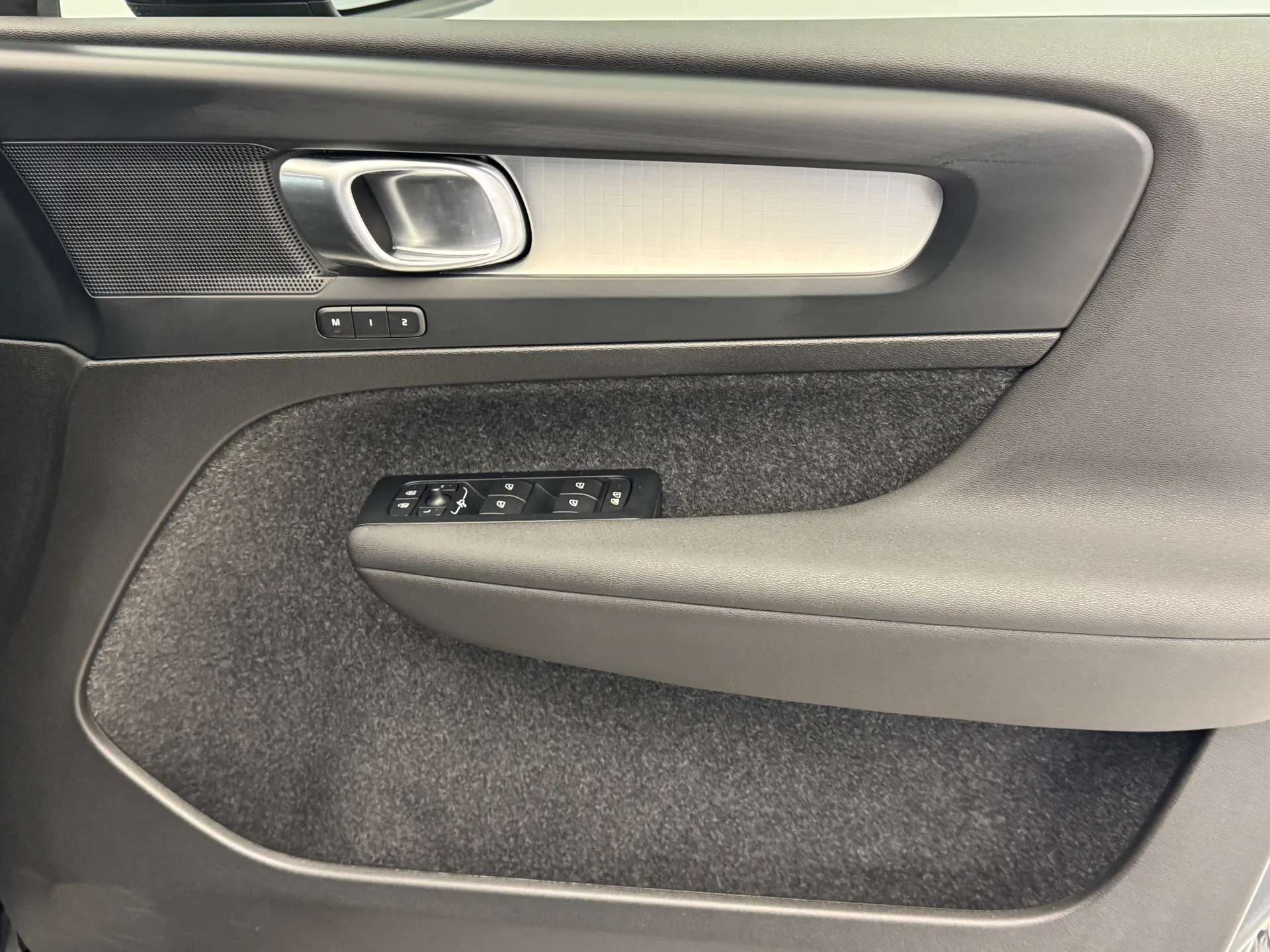 2025 VOLVO XC40 2025 VOLVO XC40