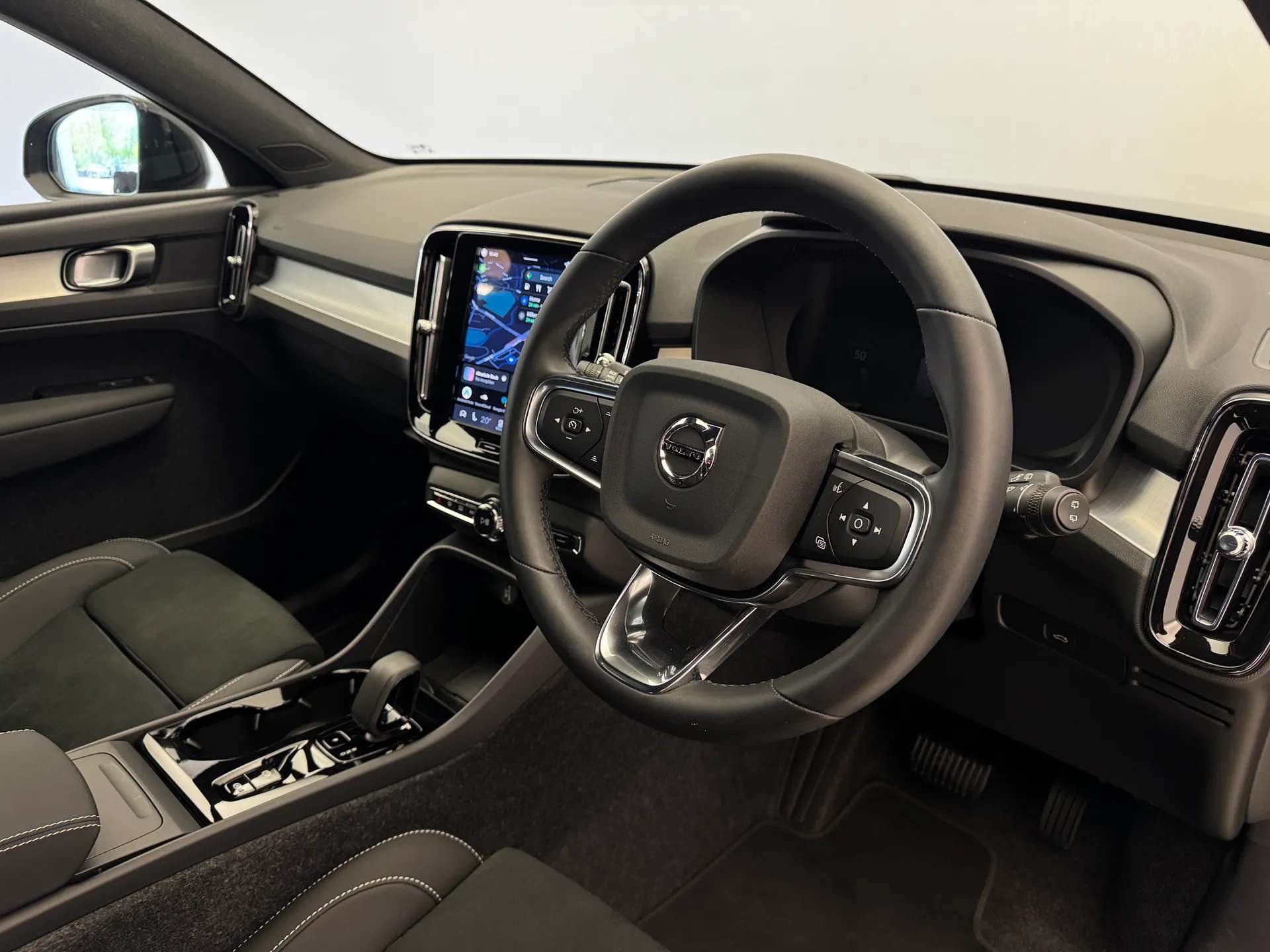 2025 VOLVO XC40 2025 VOLVO XC40