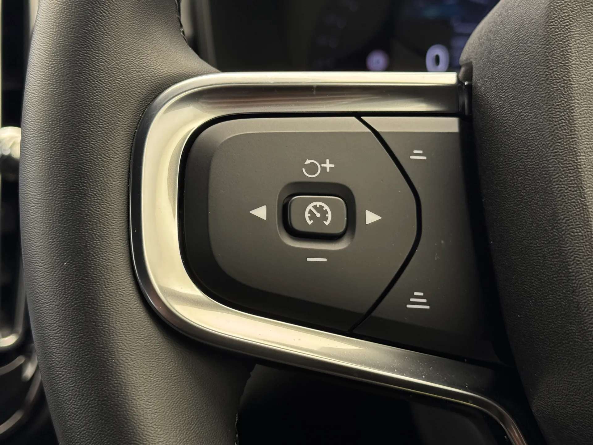 2025 VOLVO XC40 2025 VOLVO XC40